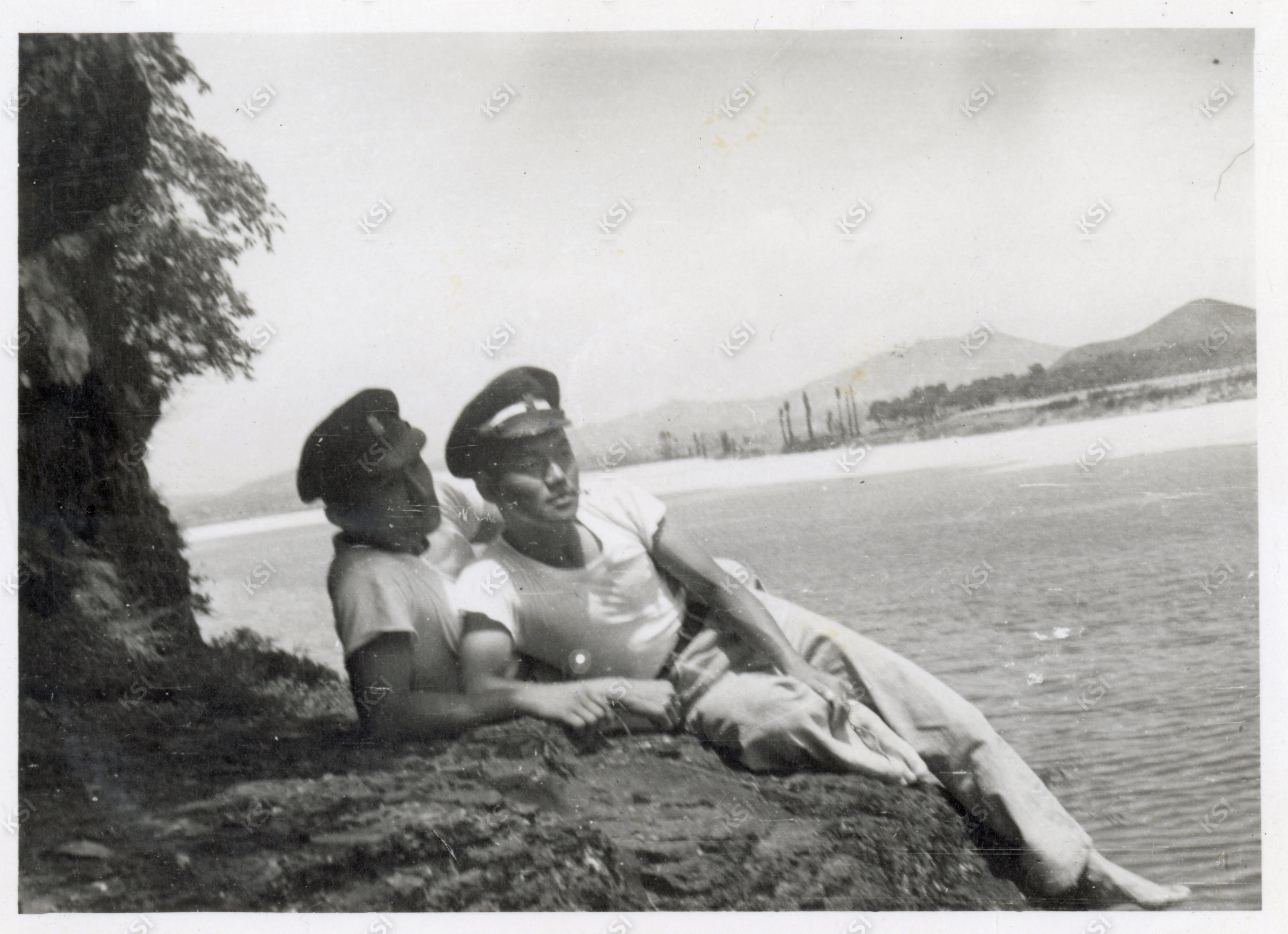 1960년경 풍산 마애리 강변 암반 위에서