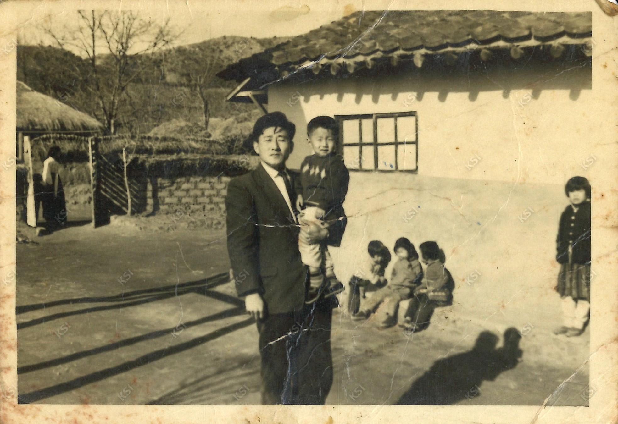1960년대 아버지와 함께