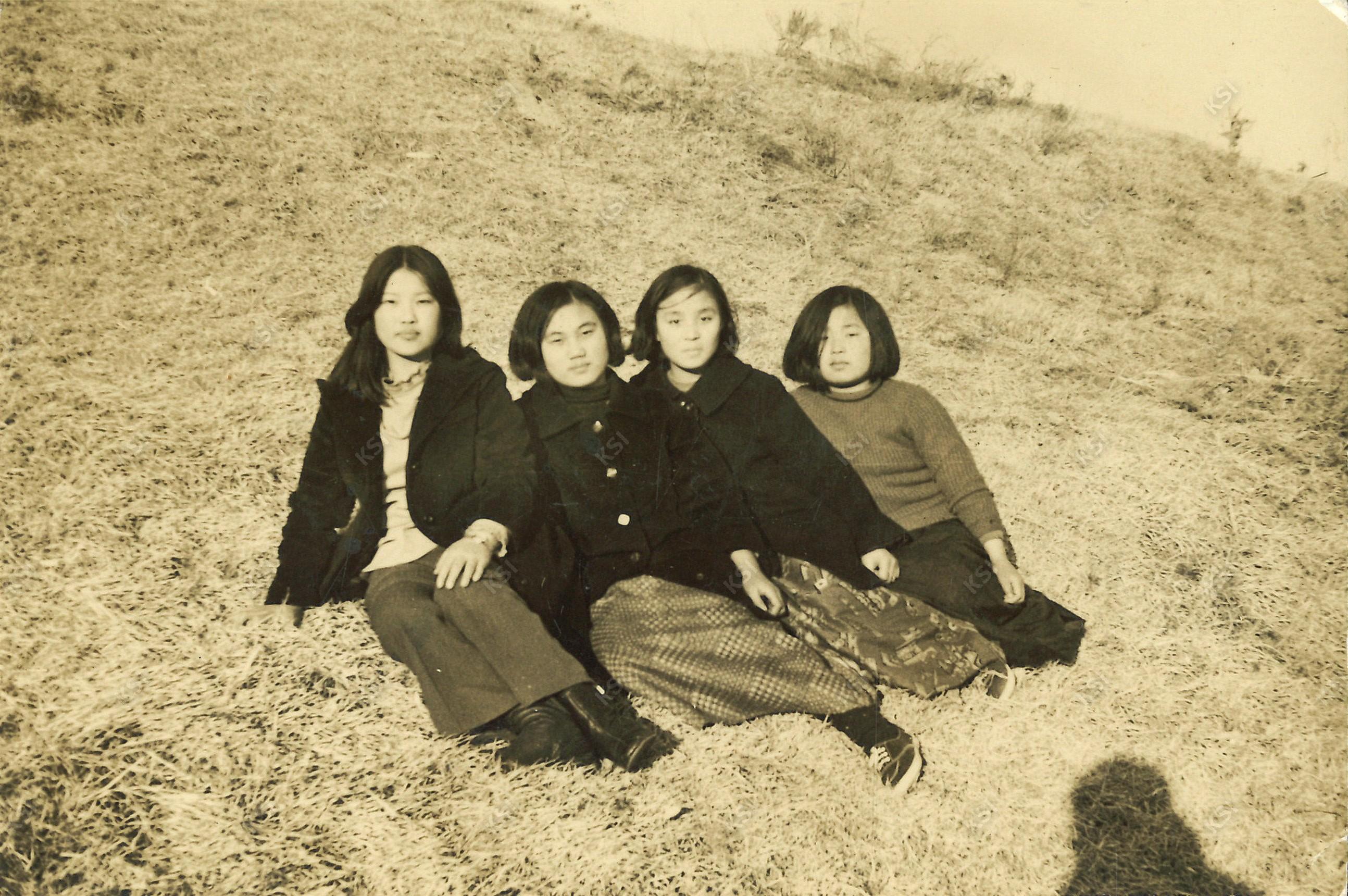 1970년 개실에서 친구들과