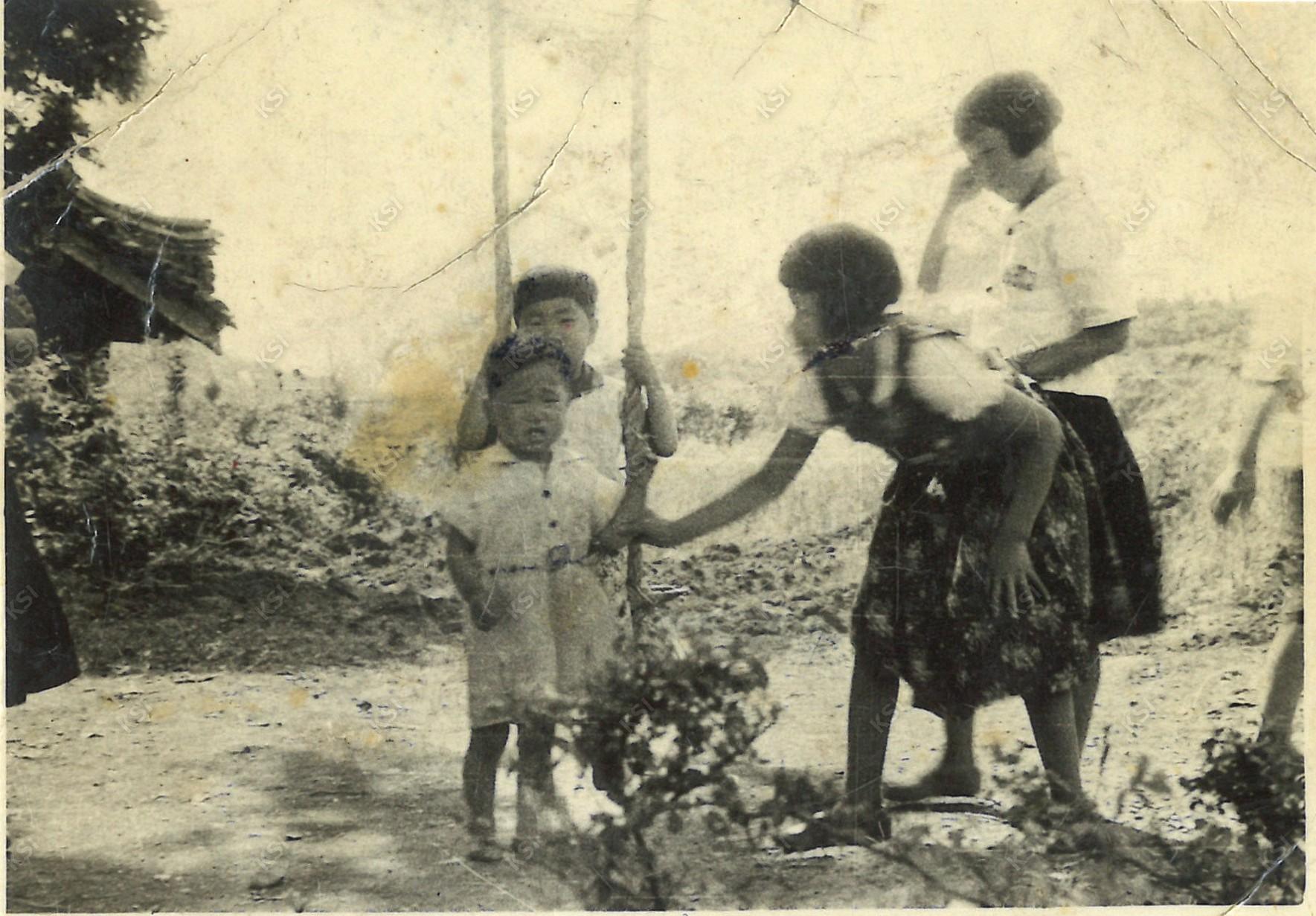 1950년대 그네 타는 아이들