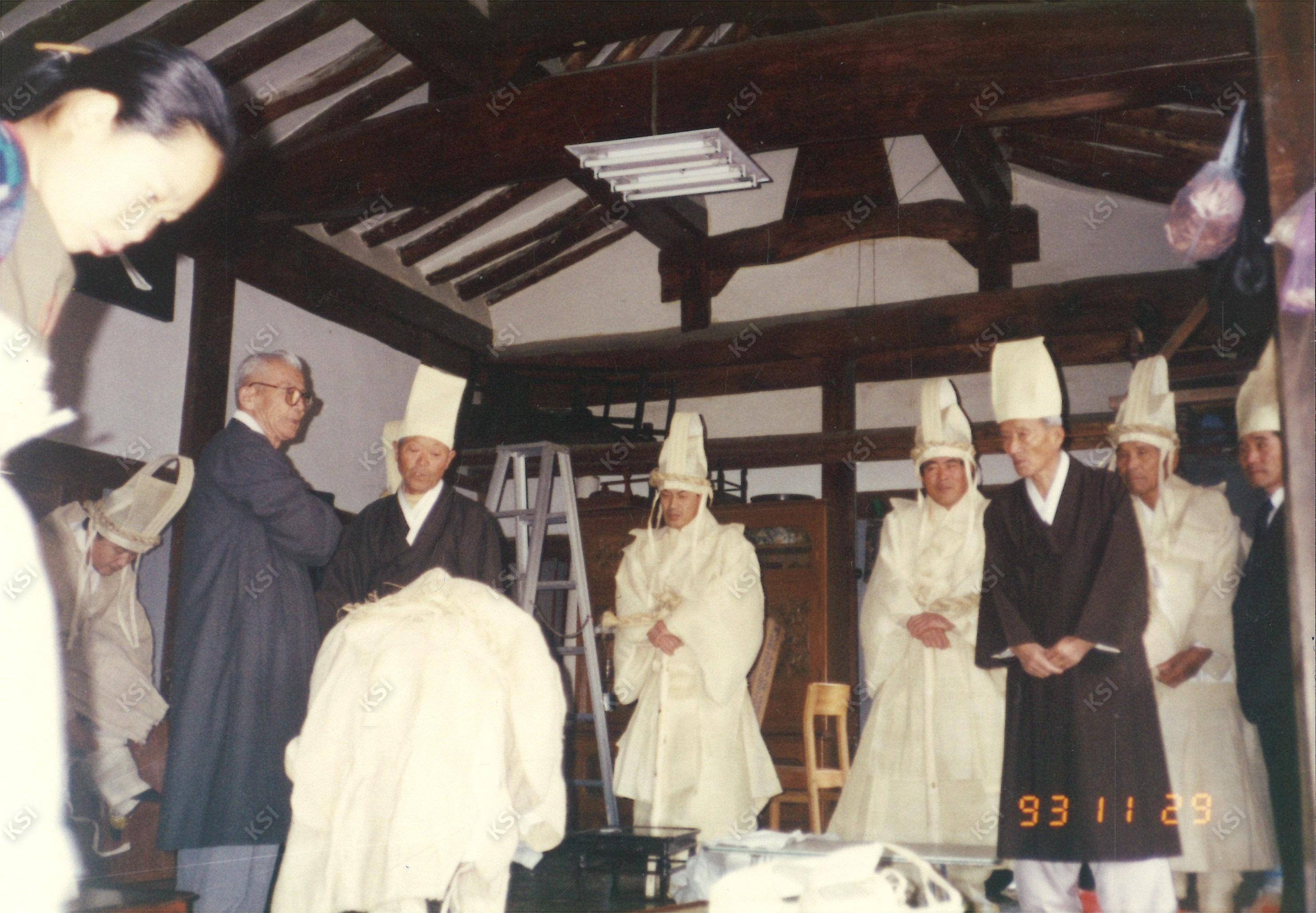 1993년 학봉 종부 조필남 초상 때 상주들 모습