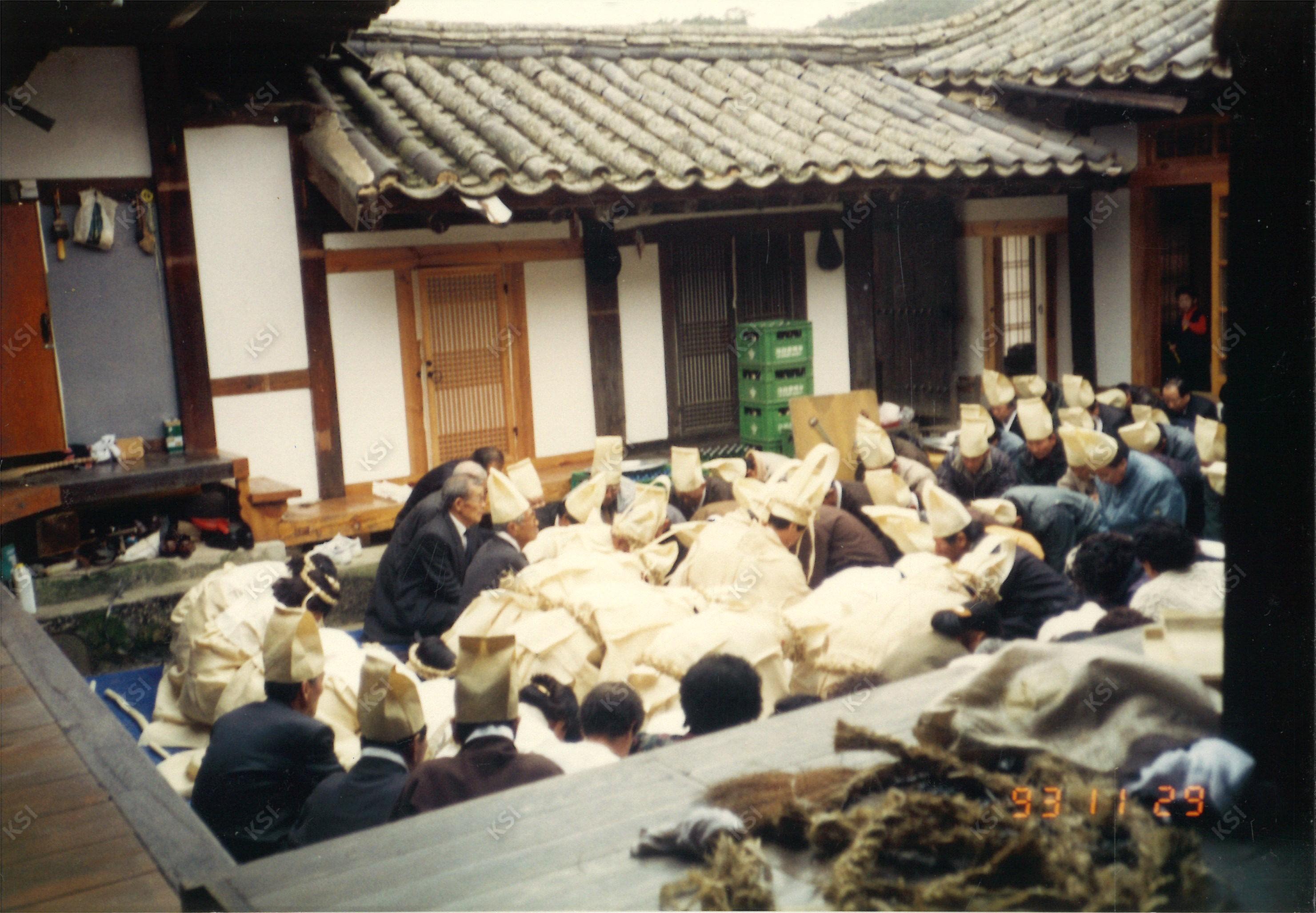 1993년 학봉 종부 조필남 초상 때 마당에 모인 상주들 모습