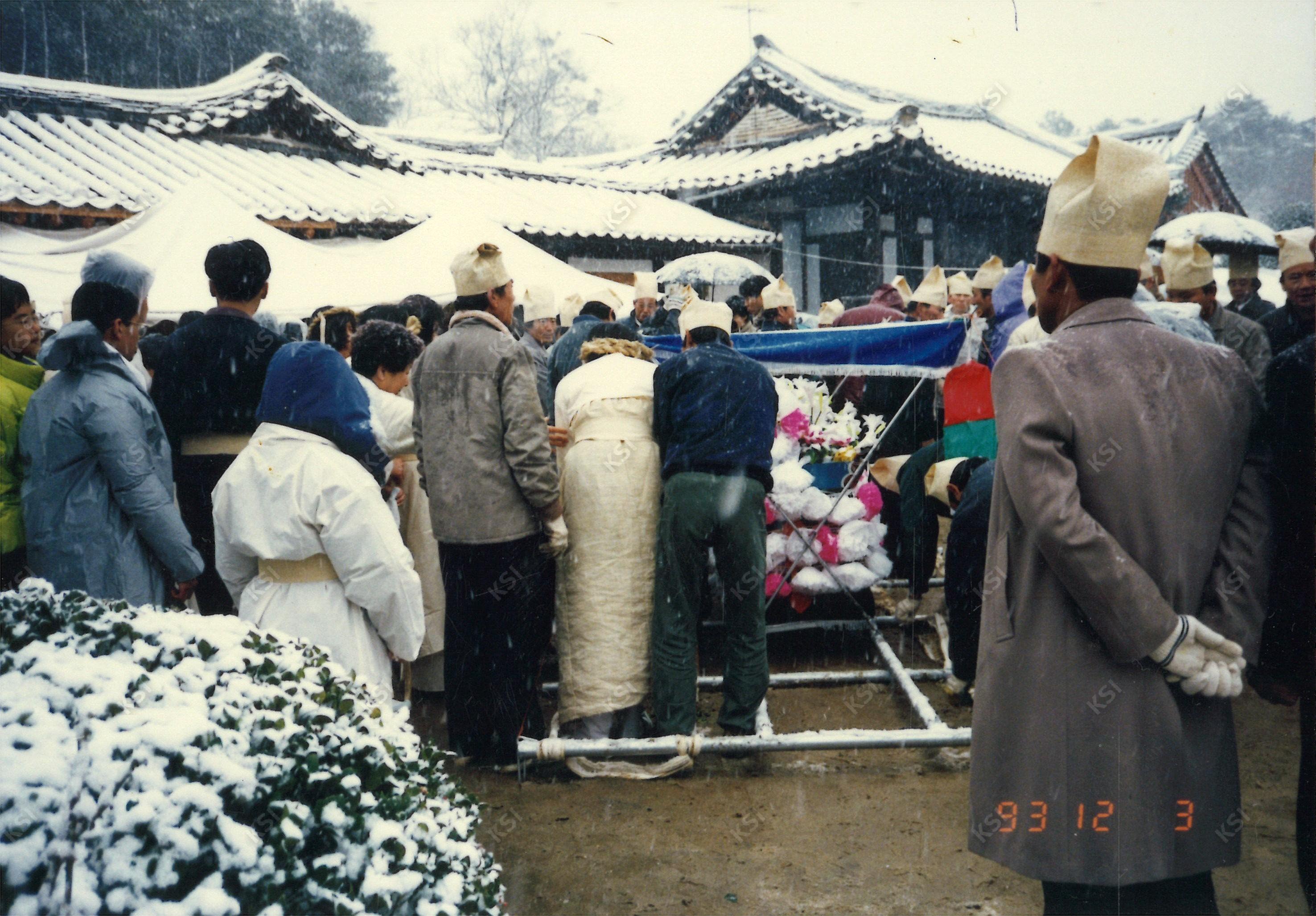 1993년 학봉 종부 조필남 장례 때 상여를 둘러싼 사람들