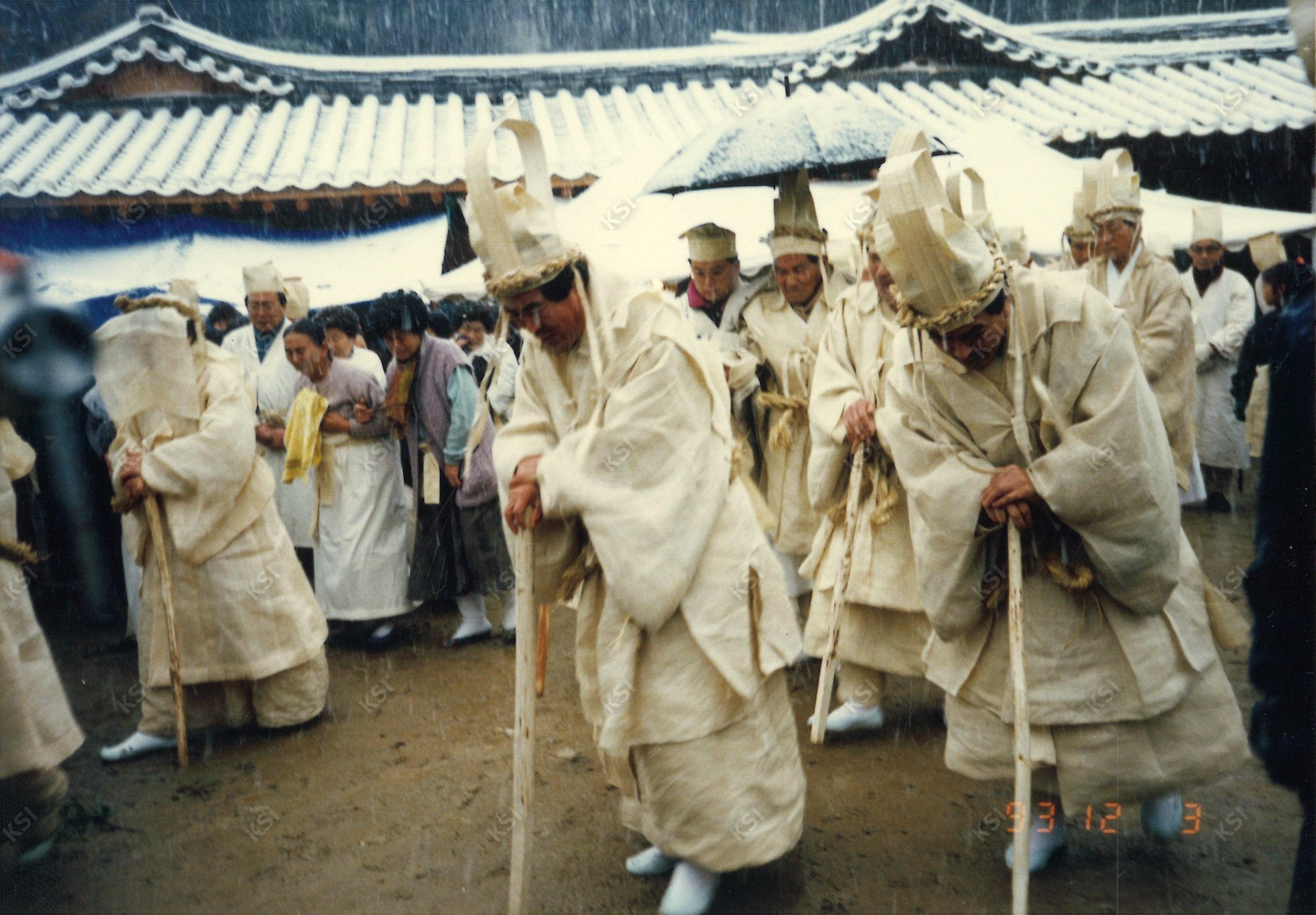 1993년 학봉 종부 조필남 장례 때 상여 앞에서 곡하는 상주들