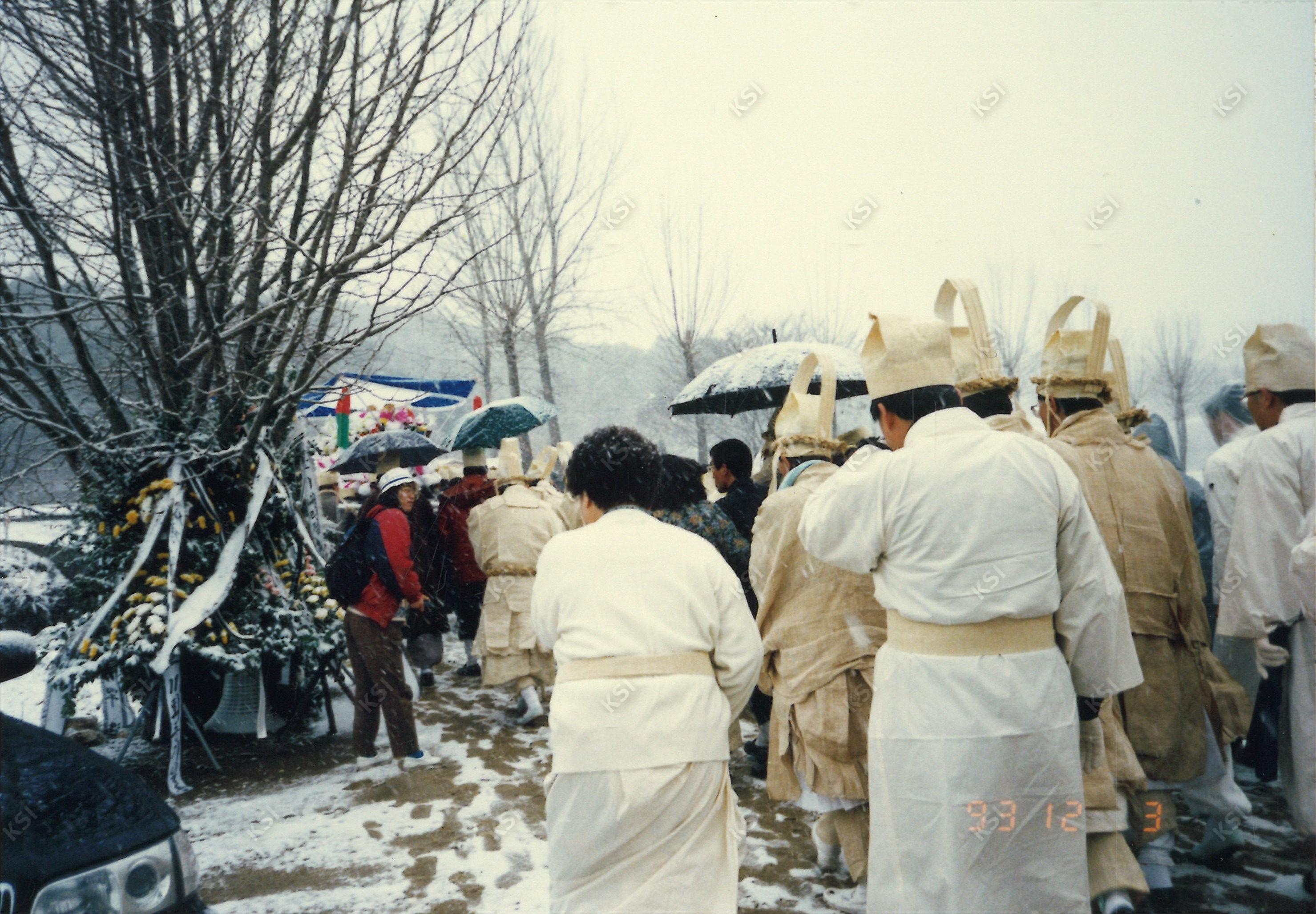 1993년 학봉 종부 조필남 장례 때 상여 뒤를 따라가는 상주들