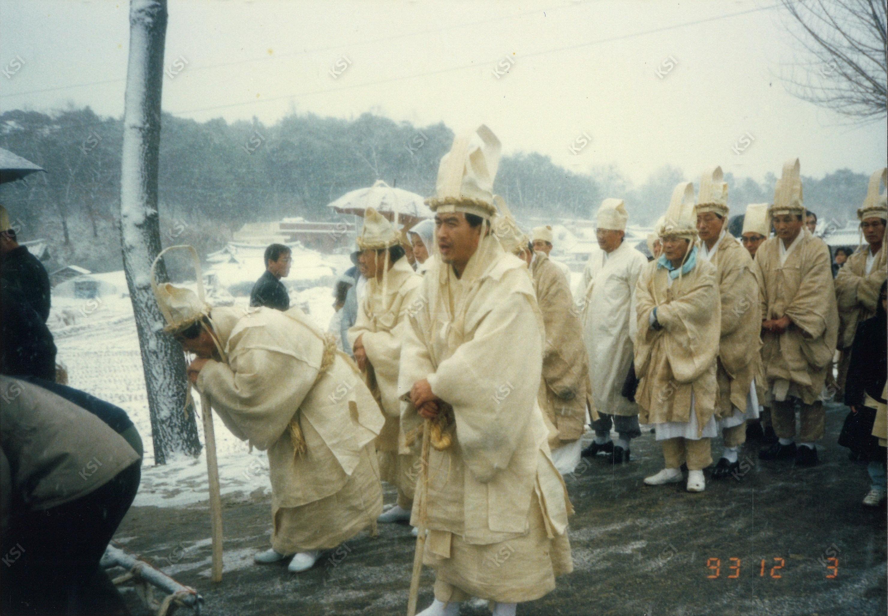 1993년 학봉 종부 조필남 장례 때 상여 뒤를 따라가는 상주들