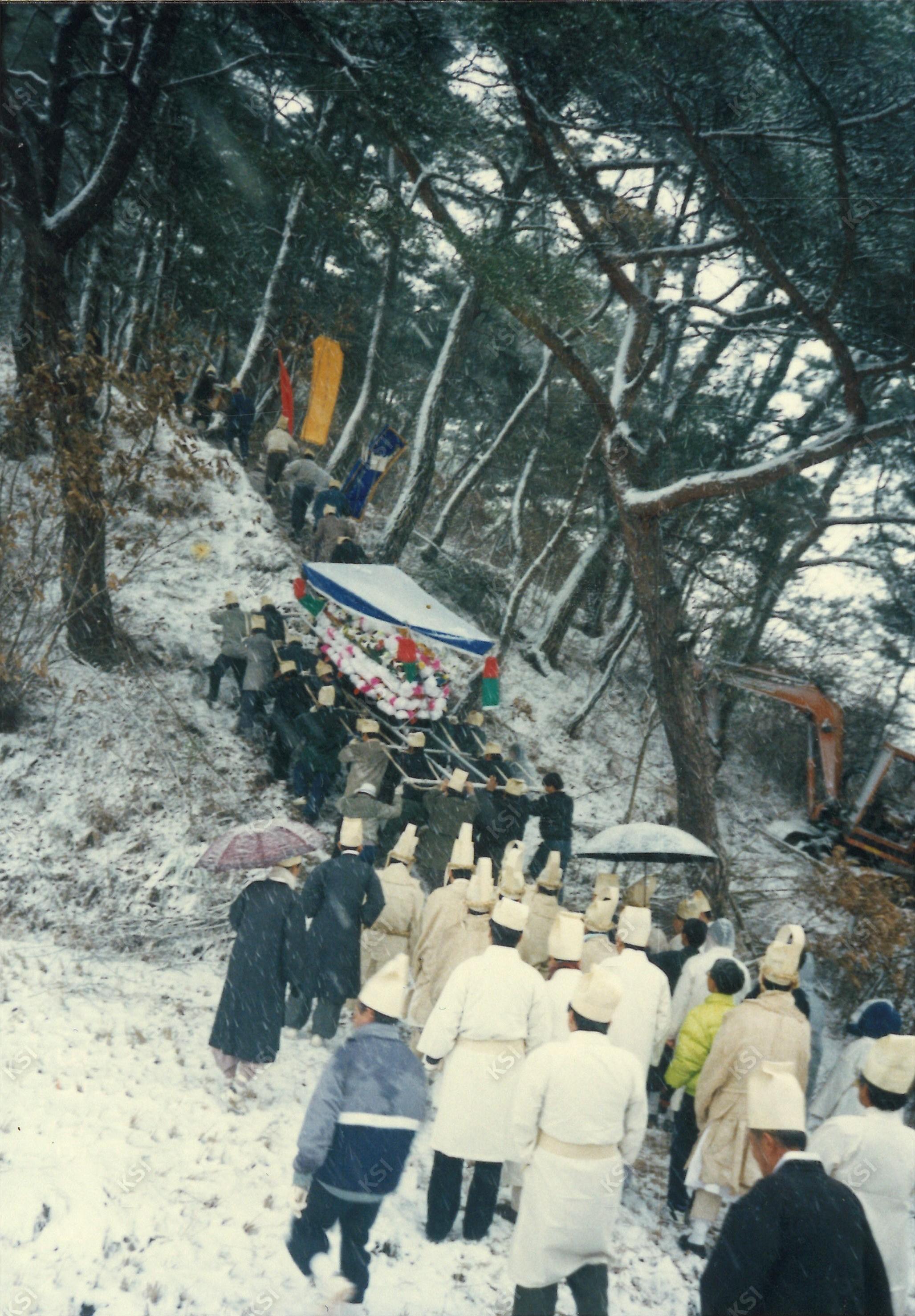 1993년 학봉 종부 조필남 장례 때 산을 오르는 행상 모습