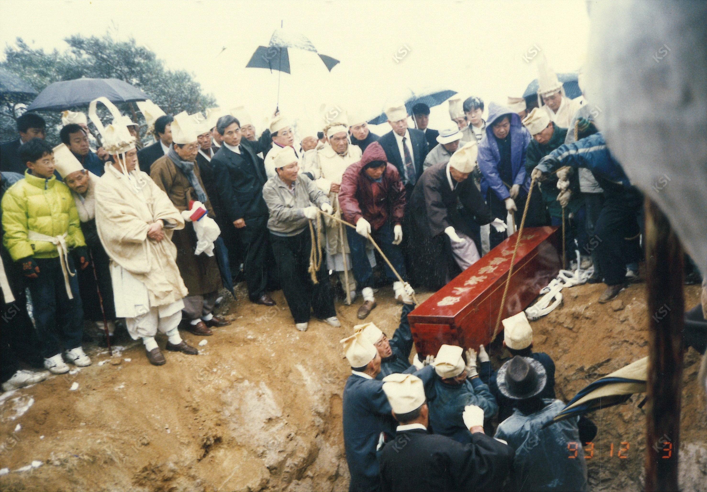 1993년 학봉 종부 조필남 장례 때 하관하는 모습