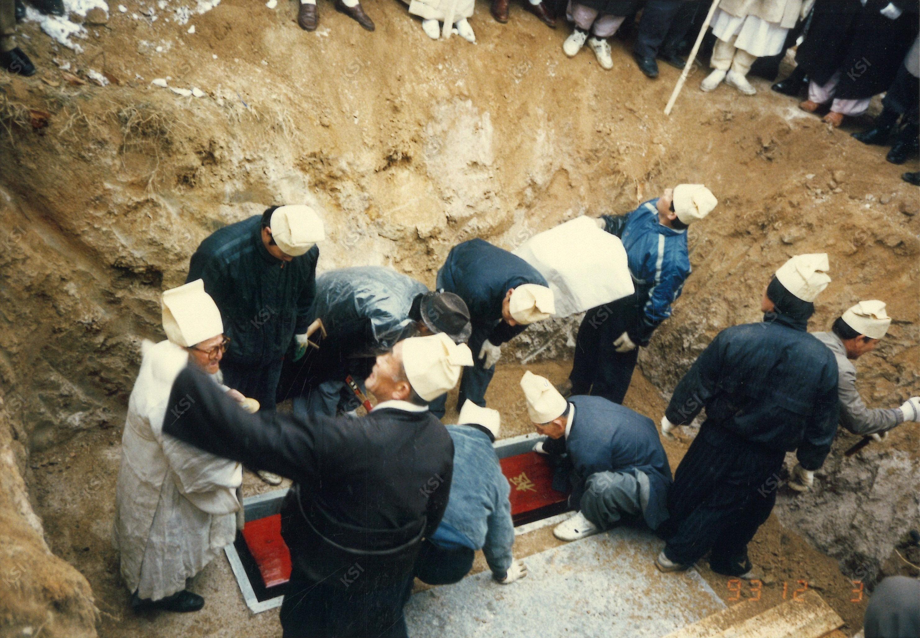 1993년 학봉 종부 조필남 장례 때 하관하는 모습