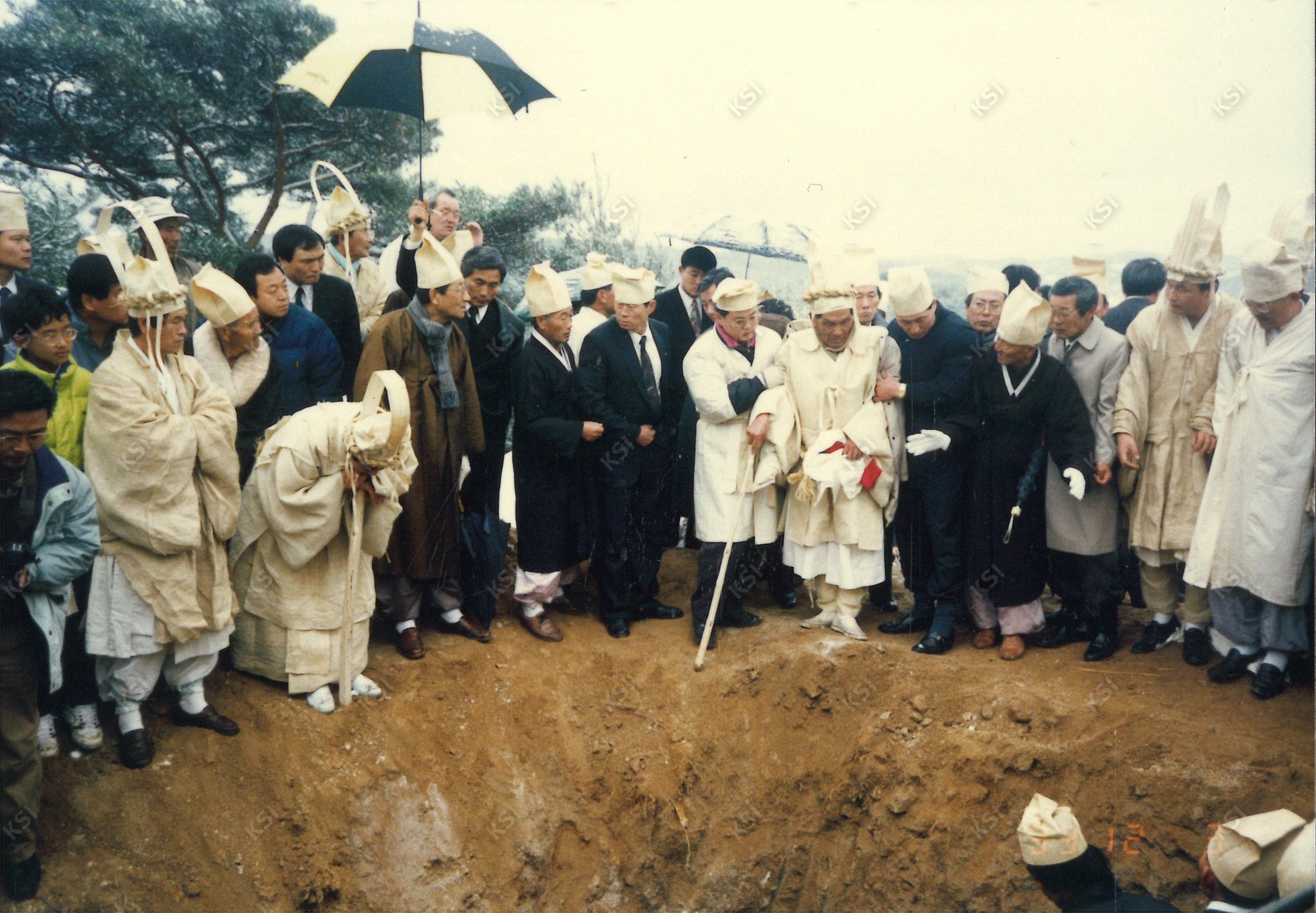 1993년 학봉 종부 조필남 장례 때 광중에 하관한 영구(靈柩)를 지켜 보는 종손과 상주 및 문상객들