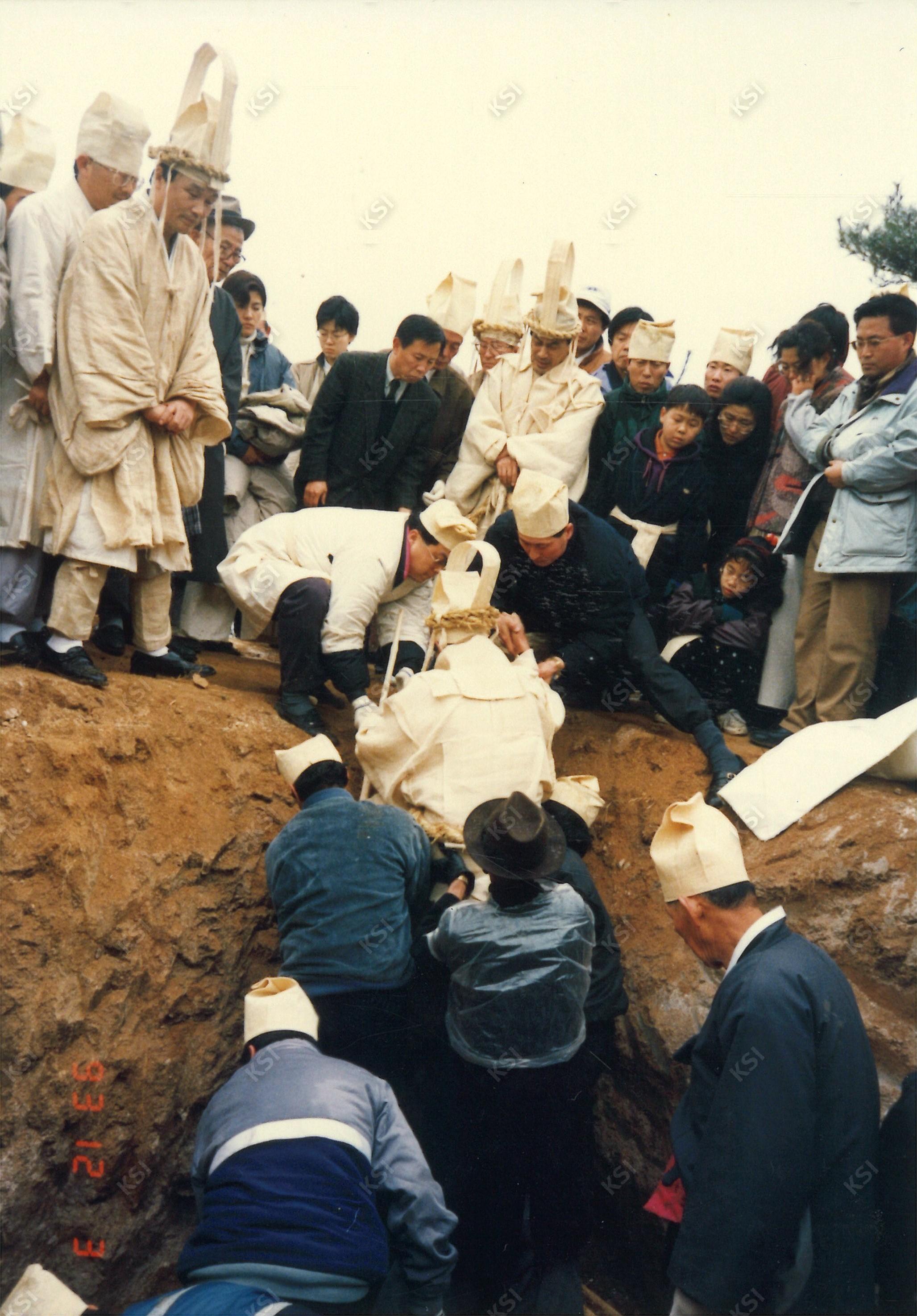 1993년 학봉 종부 조필남 장례 때 하관하는 모습
