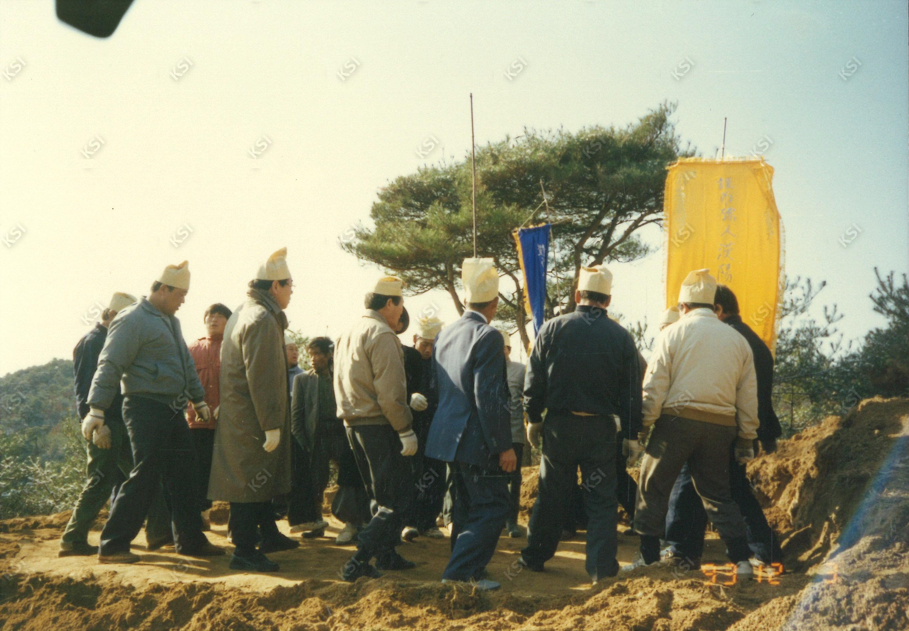 1993년 학봉 종부 조필남 장례 때 달구질하는 모습