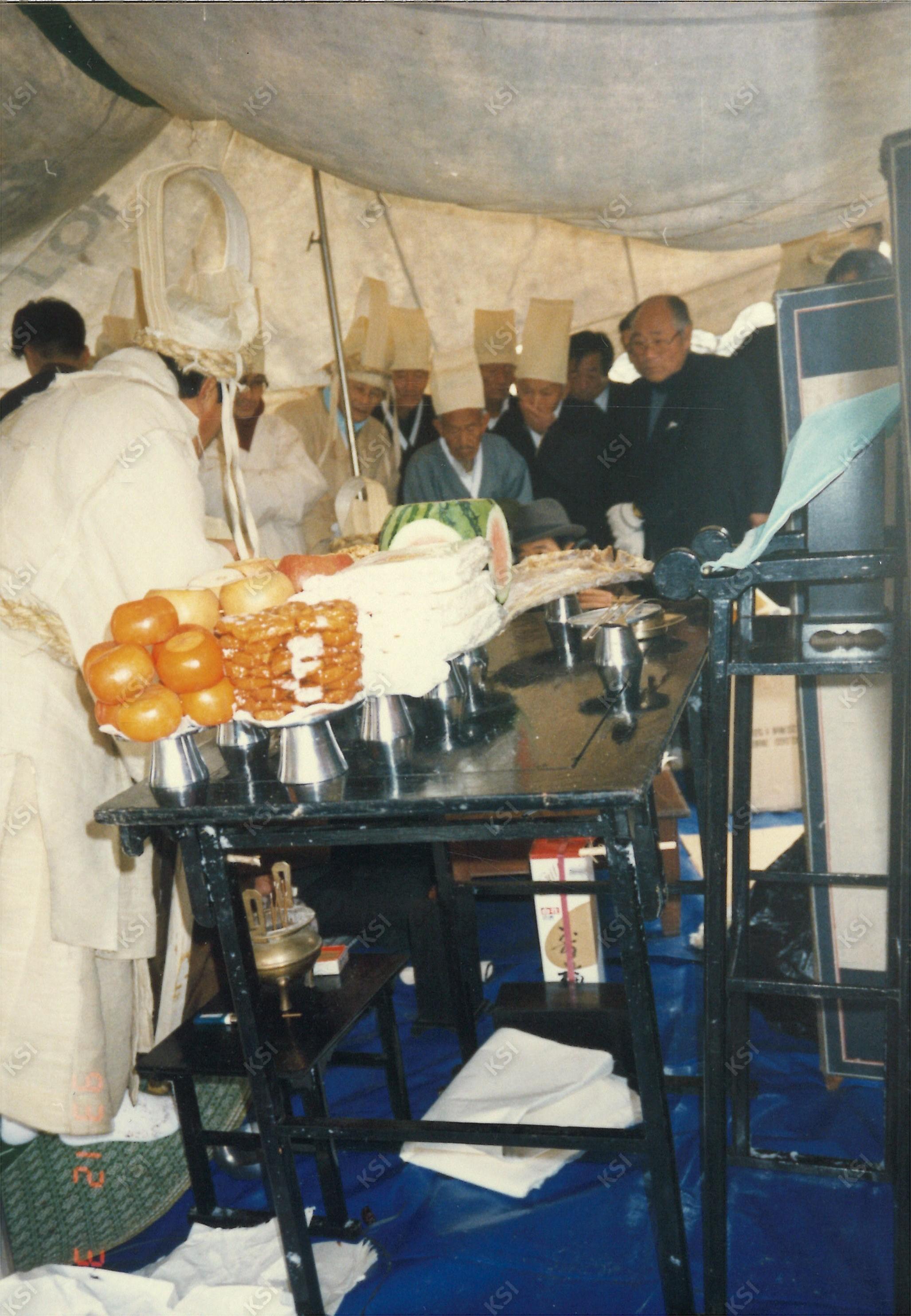 1993년 학봉 종부 조필남 장례 때 묘지 근처에 마련한 제사상