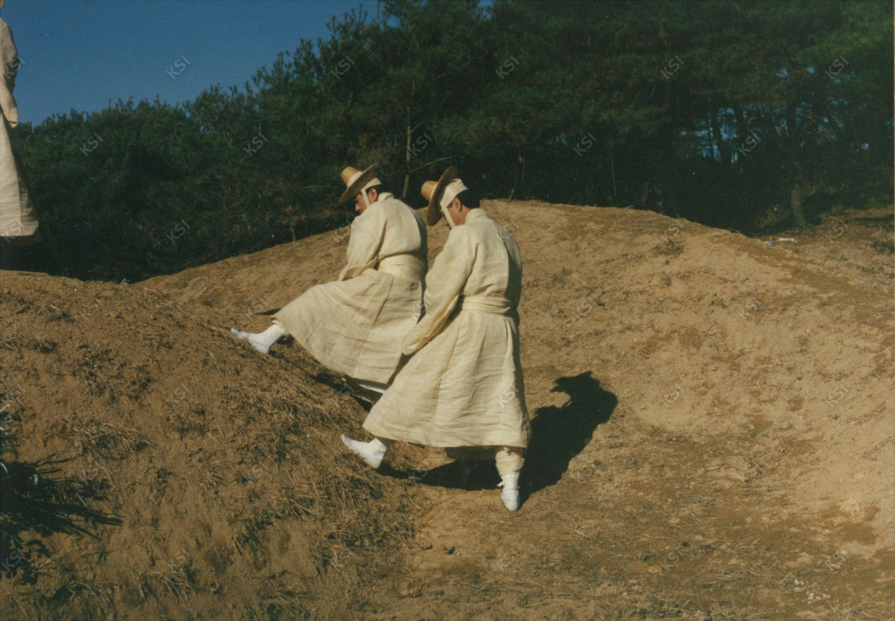 1993년 학봉 종부 조필남 삼우제 때 묘소를 살피는 상주들