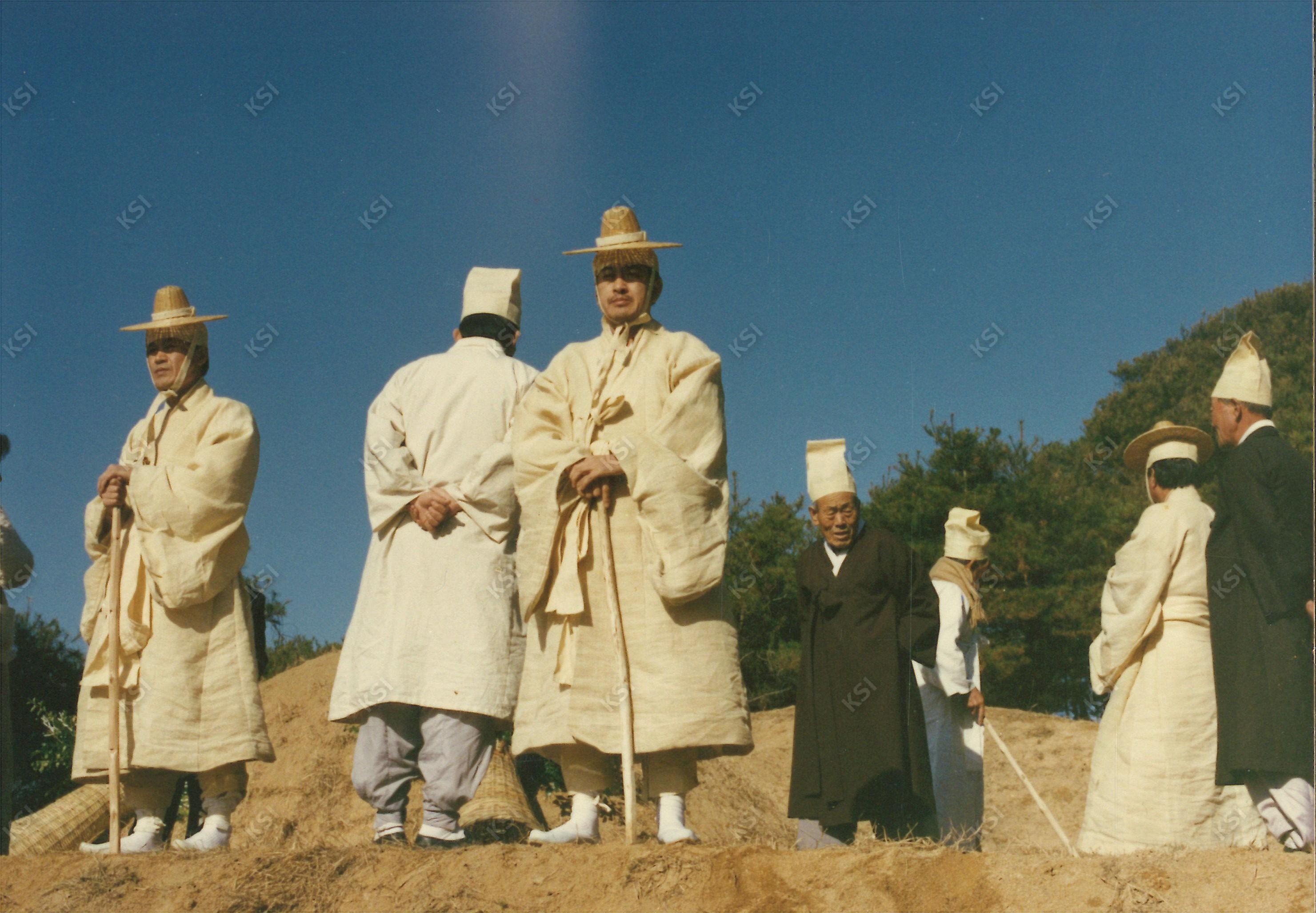 1993년 학봉 종부 조필남 삼우제 때 묘소에서 마을을 내려다 보는 상주들
