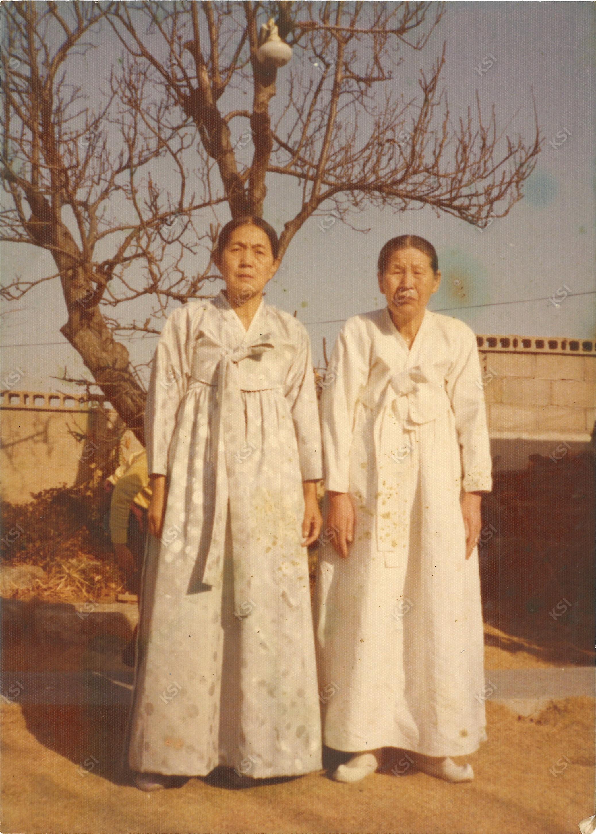 1977년 학봉종가 선대 종부와 퇴계종가 선대 종부