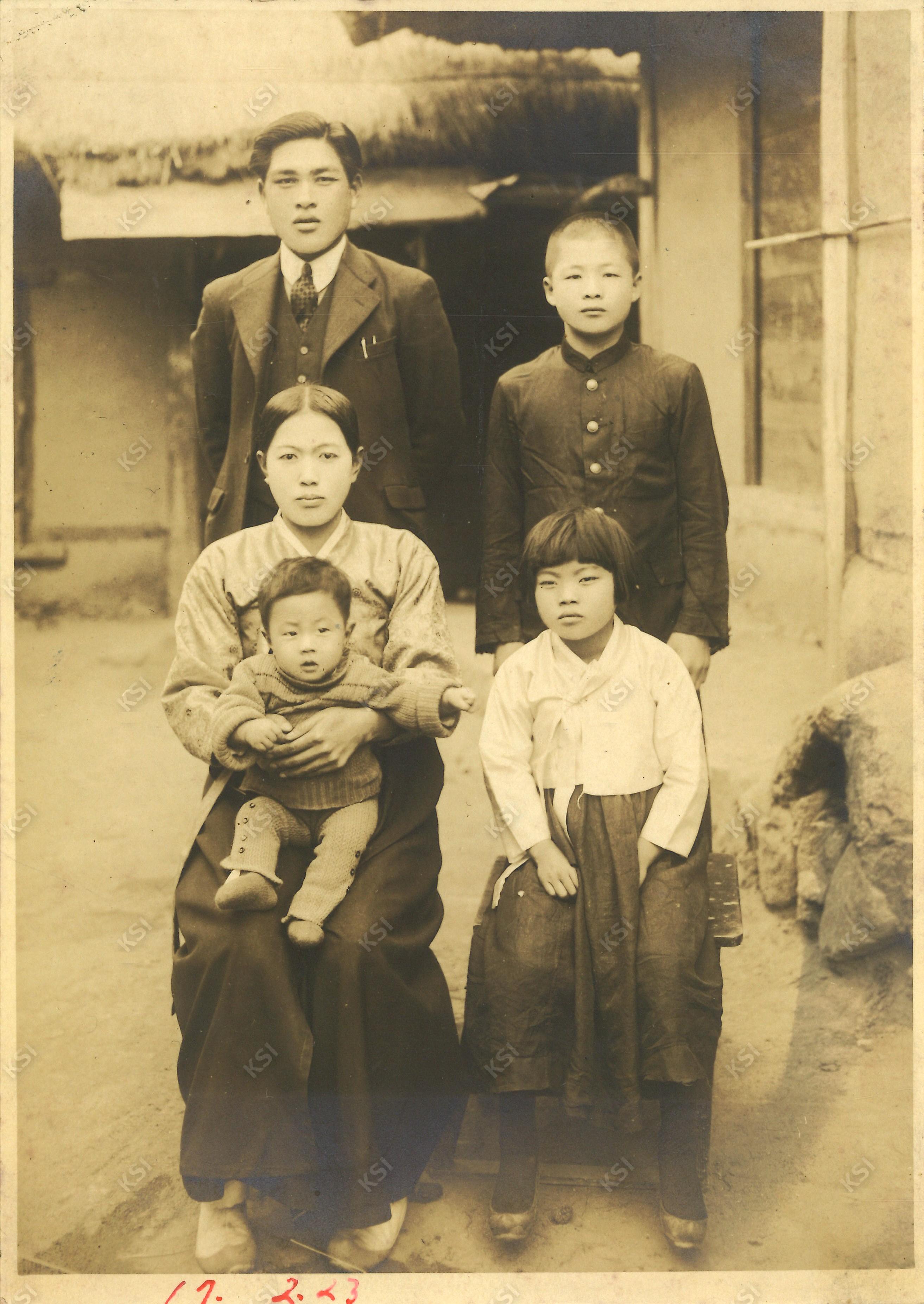 1942년 학봉종가 선대 종손 부부와 장손 김종길