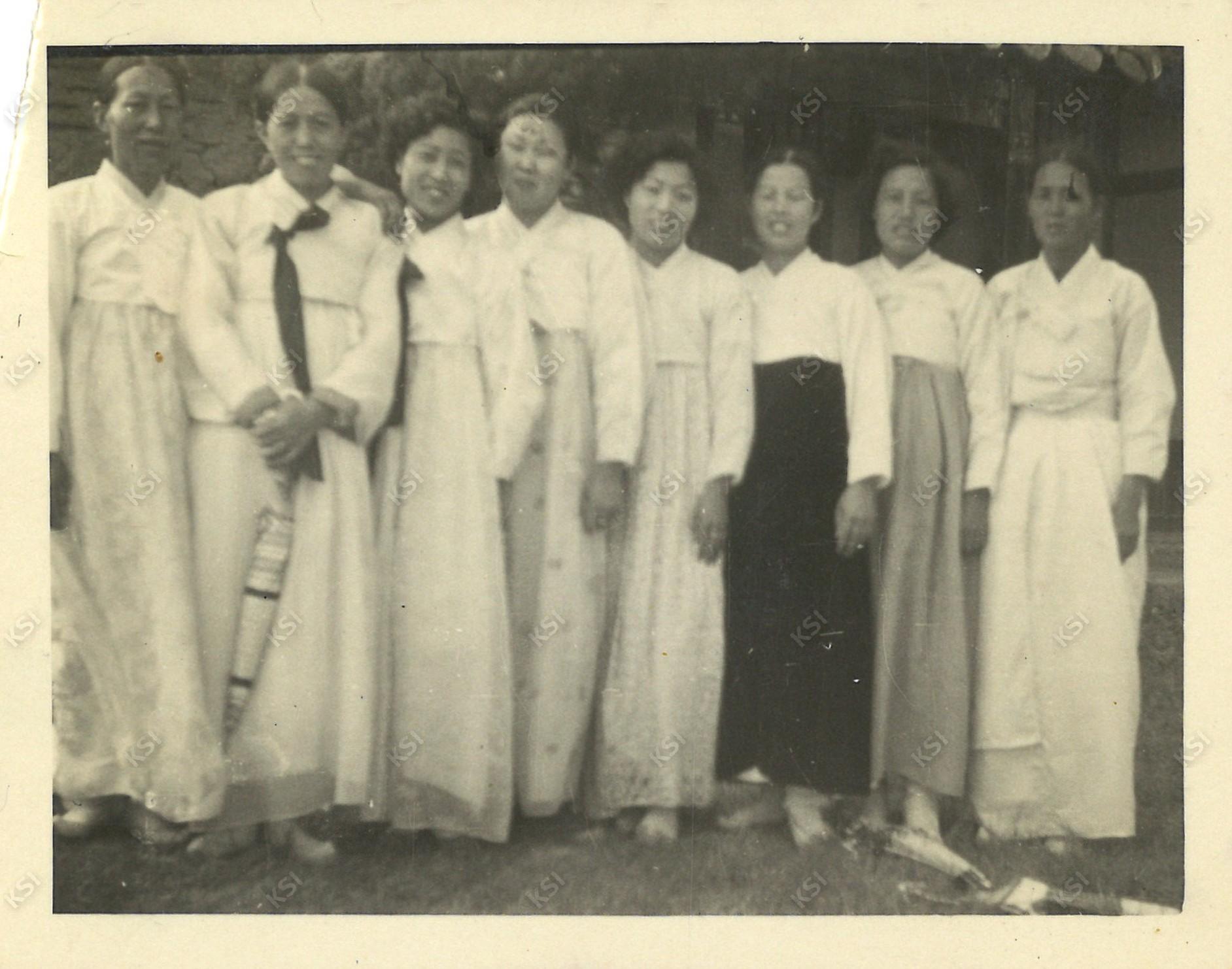 1958년 금계 마을 학봉 문중 부인들의 석문정 나들이