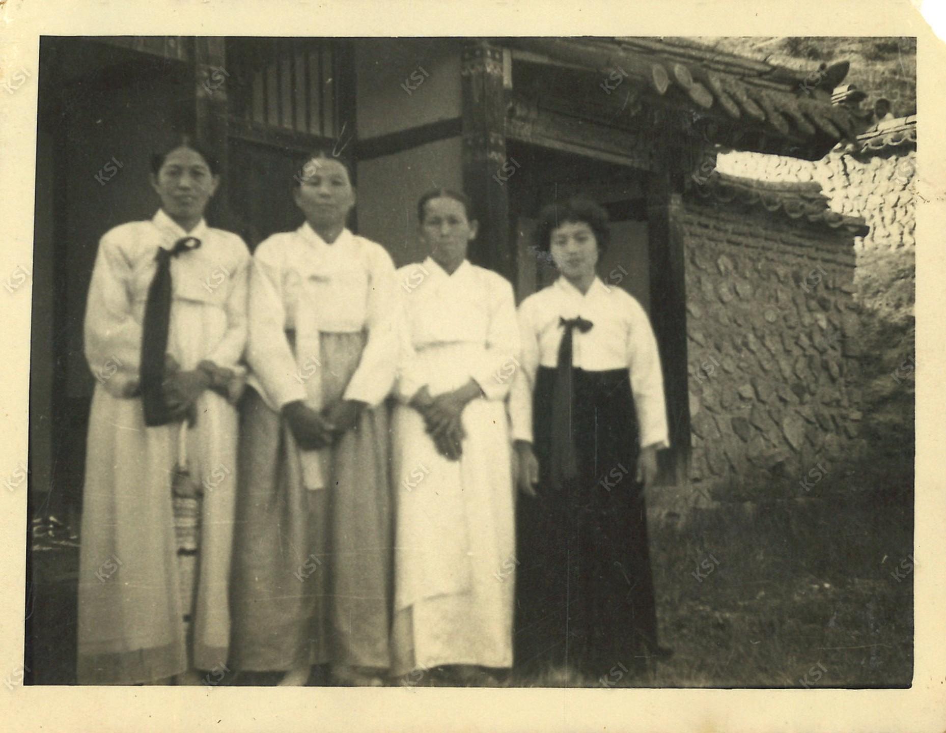 1958년 금계 마을 학봉 문중 부인들의 임천서원 화전놀이