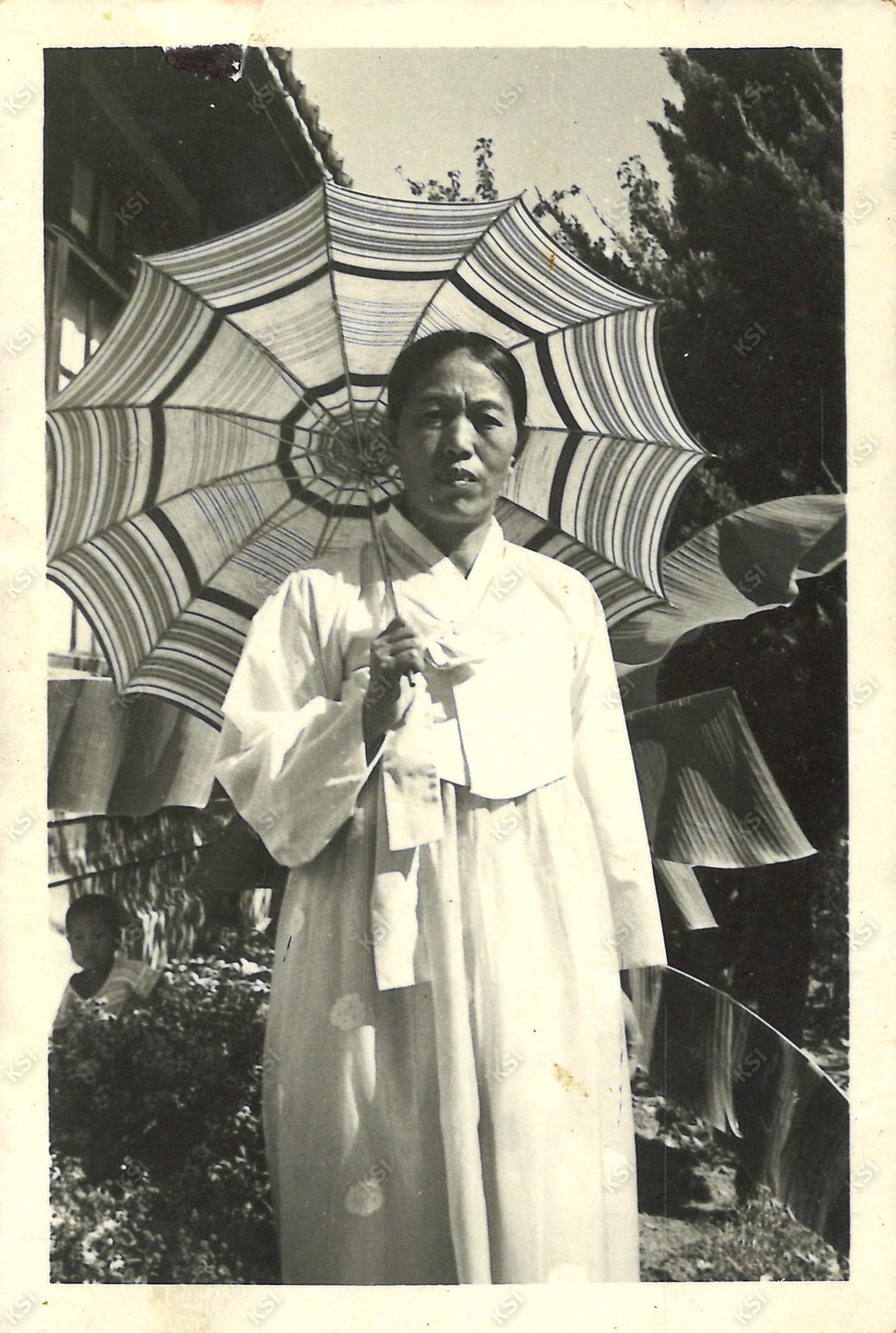 1960년대 양산을 쓴 학봉종가 선대 종부 조필남