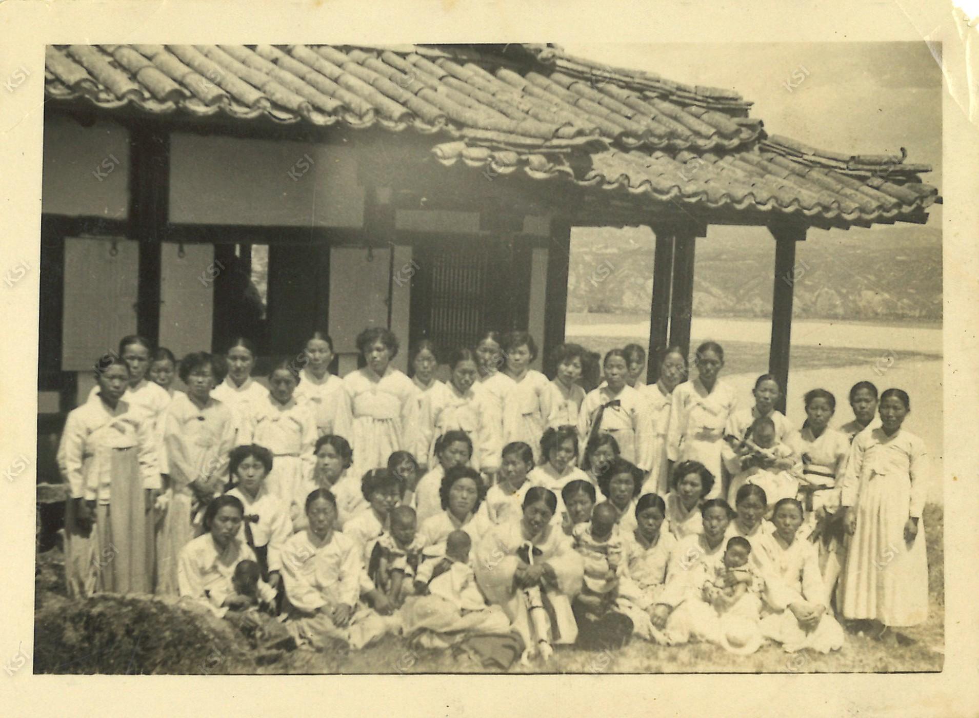 1958년 금계 마을 학봉 문중 부인들의 석문정 나들이