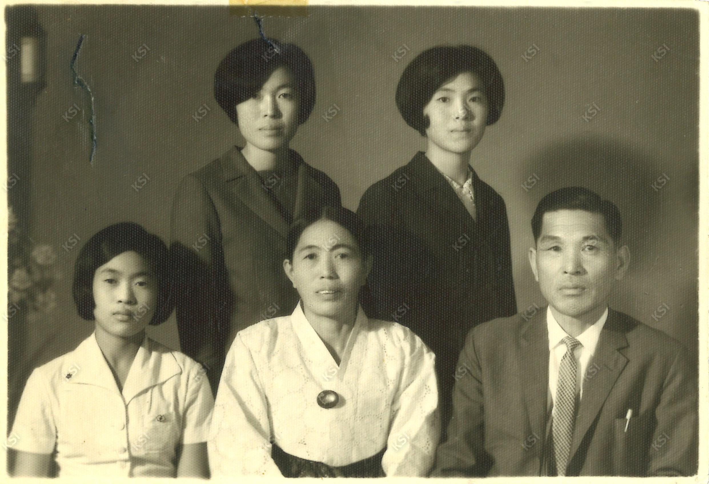 1969년 학봉종가 선대 종손 부부와 딸들