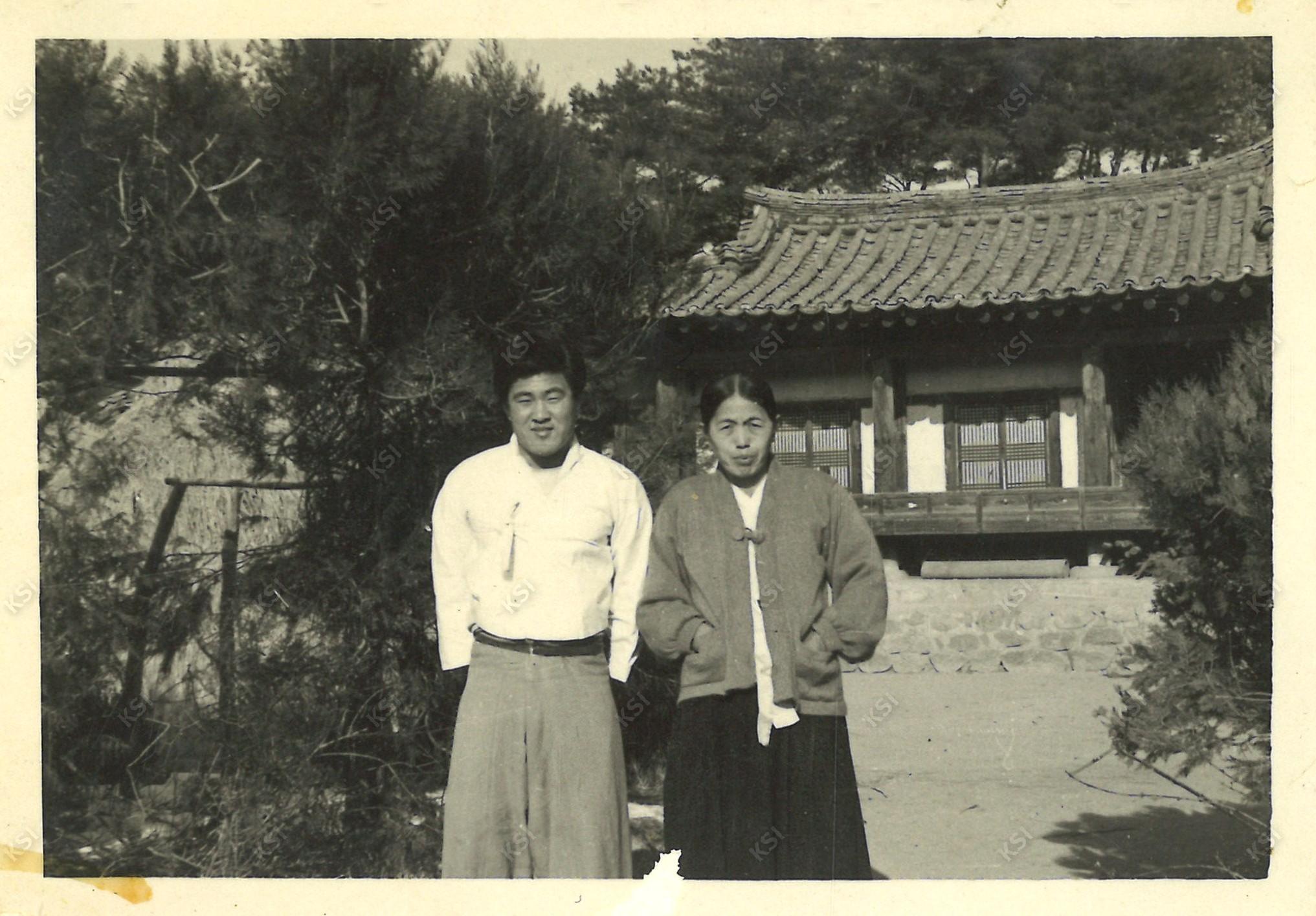 1956년 옛 학봉종택 앞에서 현종손과 선대 종부