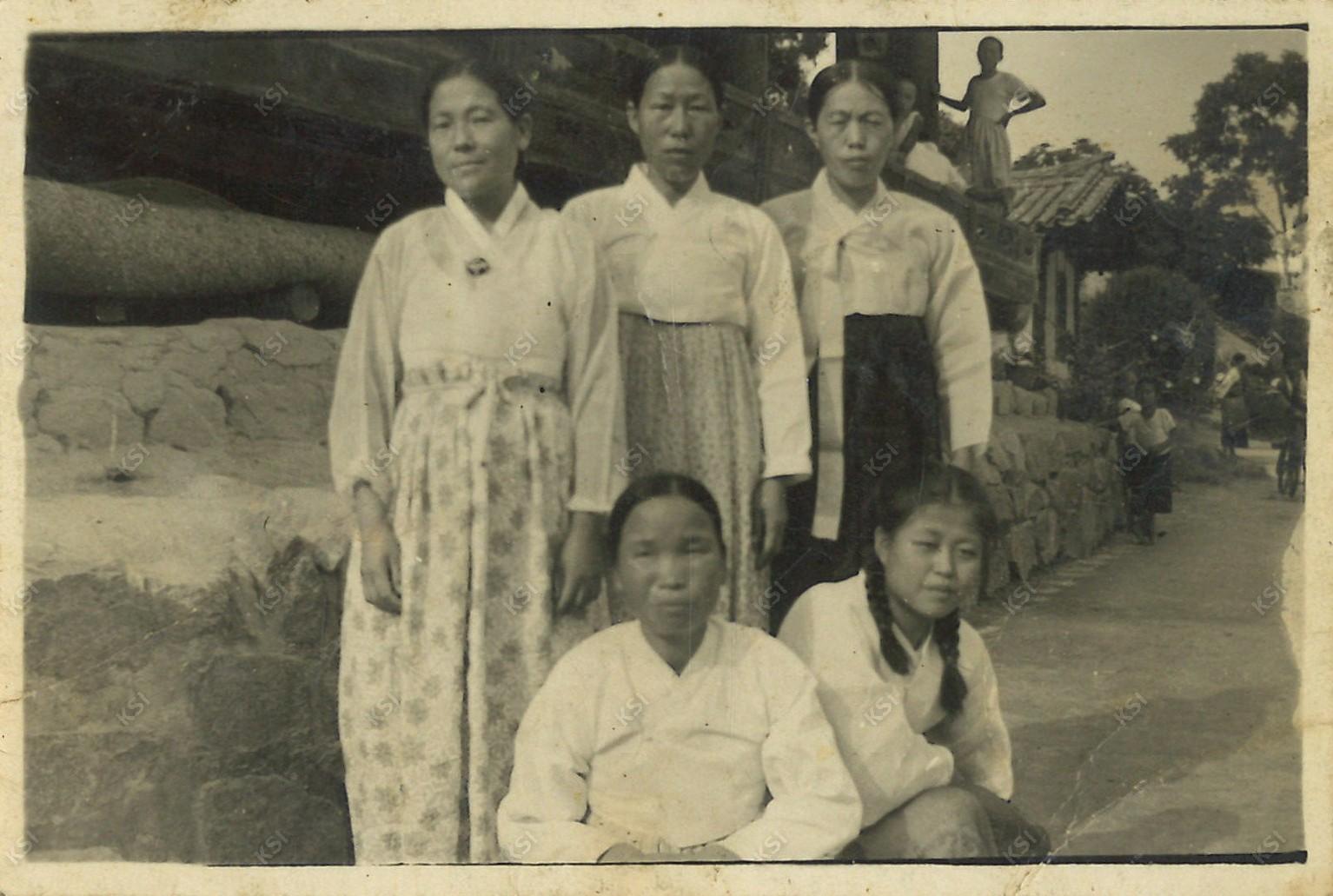 1956년 옛 학봉종택 앞에서 선대 종부
