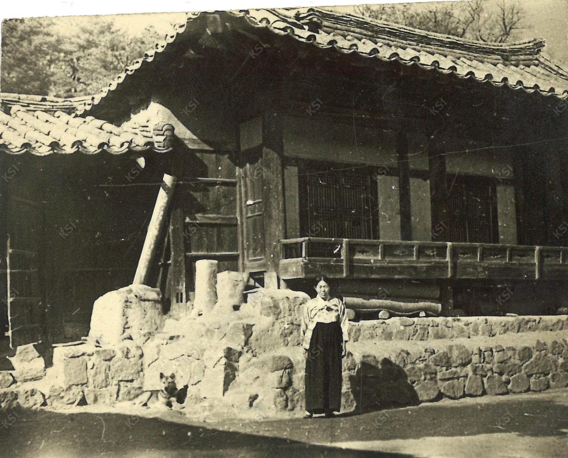 1950년대 옛 학봉종택 앞에서 선대 종부