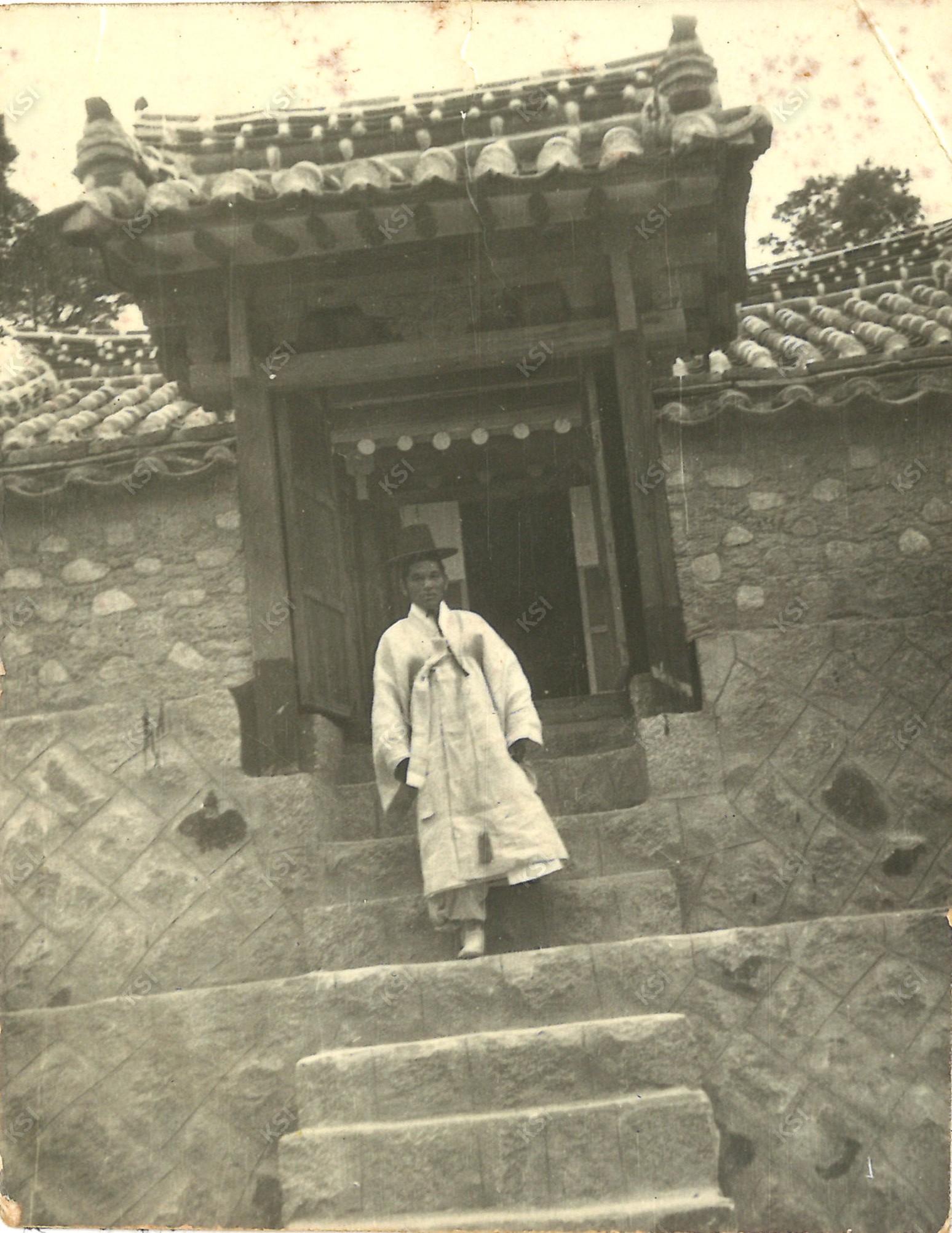 1960년대 말 이전한 학봉종택 사당을 내려오는 선대 종손