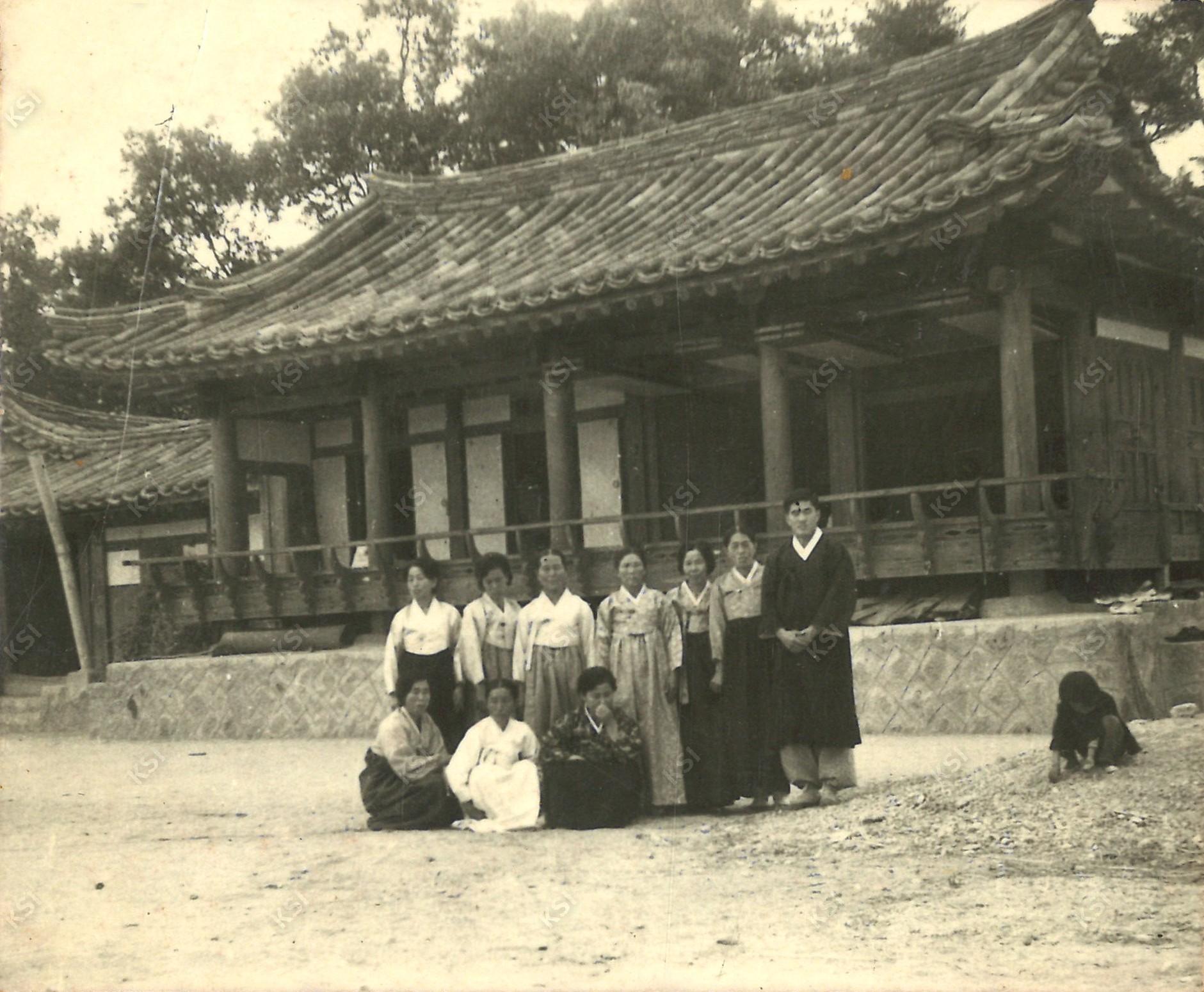 1960년대 말 이전한 학봉종택에서 현종손과 가족들
