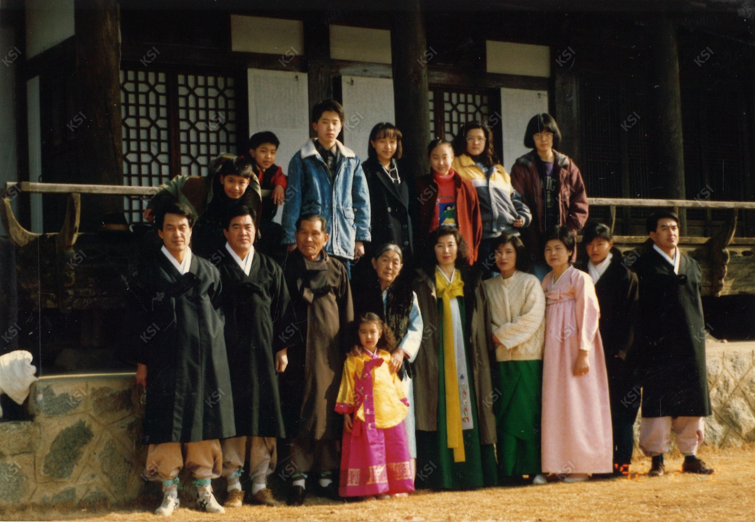 1992년 학봉종가 선대 종손 부부의 회혼 기념 가족 사진
