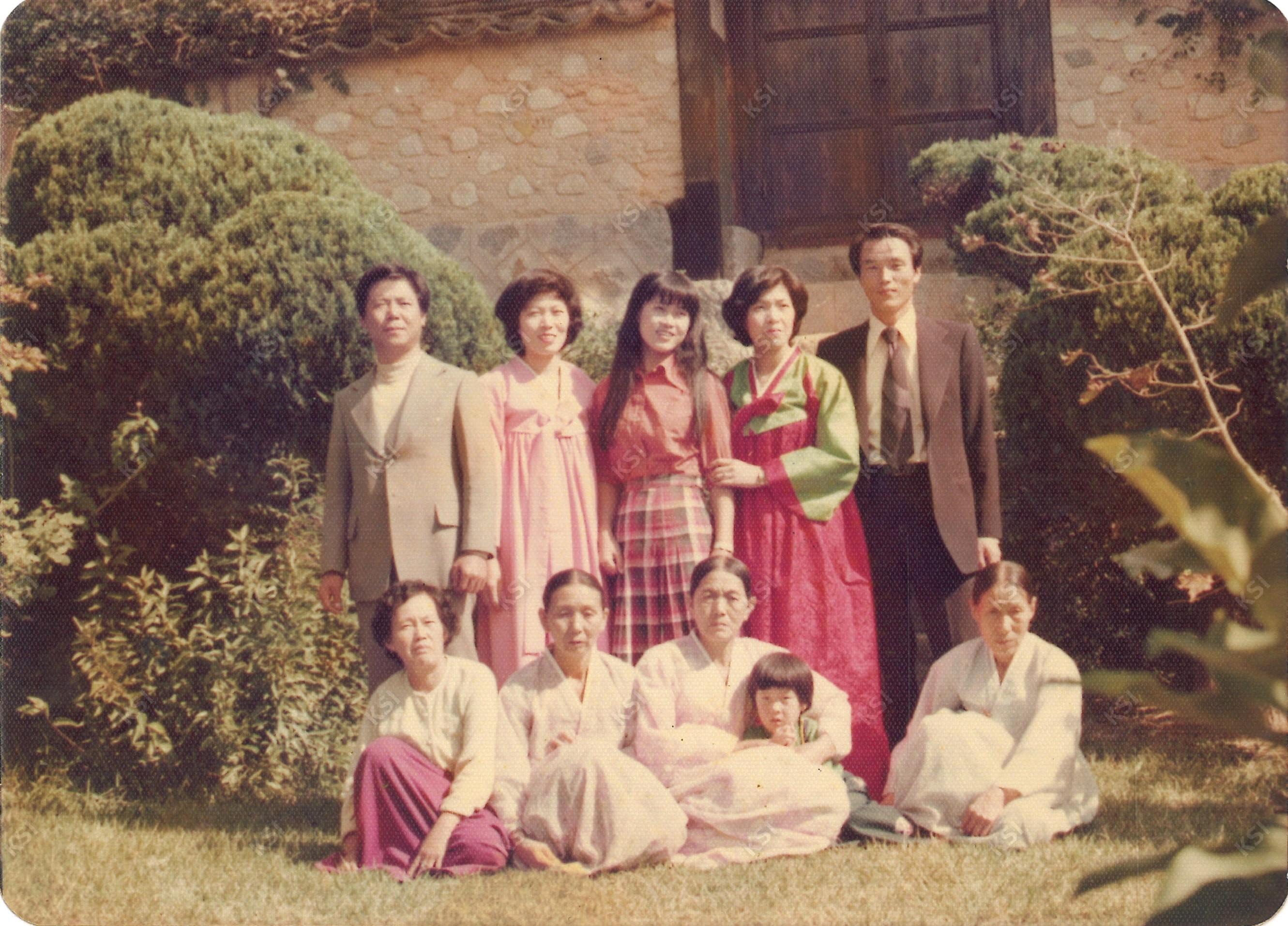 1976년 학봉종가 사당 앞에서
