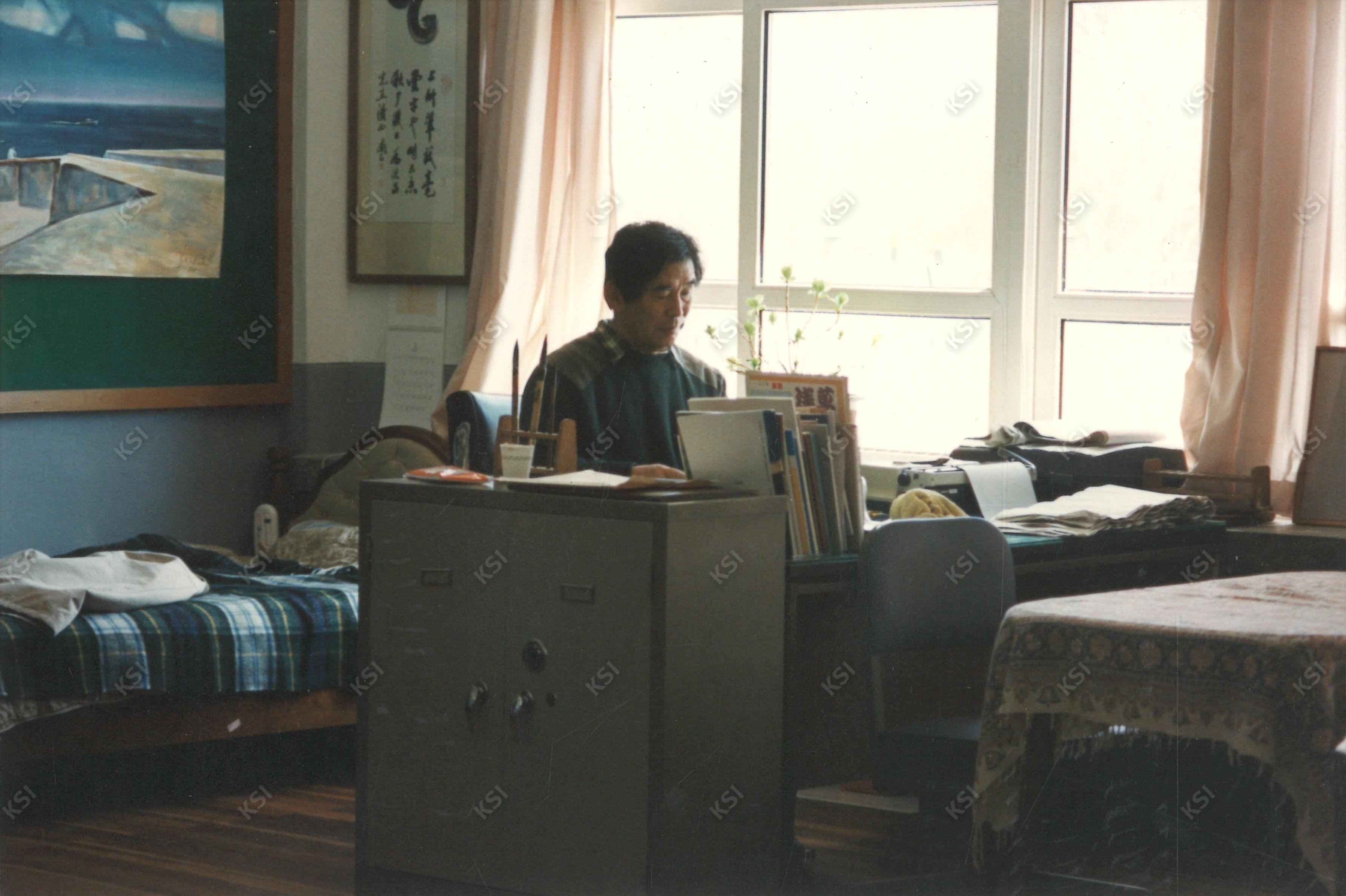 1995년 솔밤작가촌 화실의 이수창 교수
