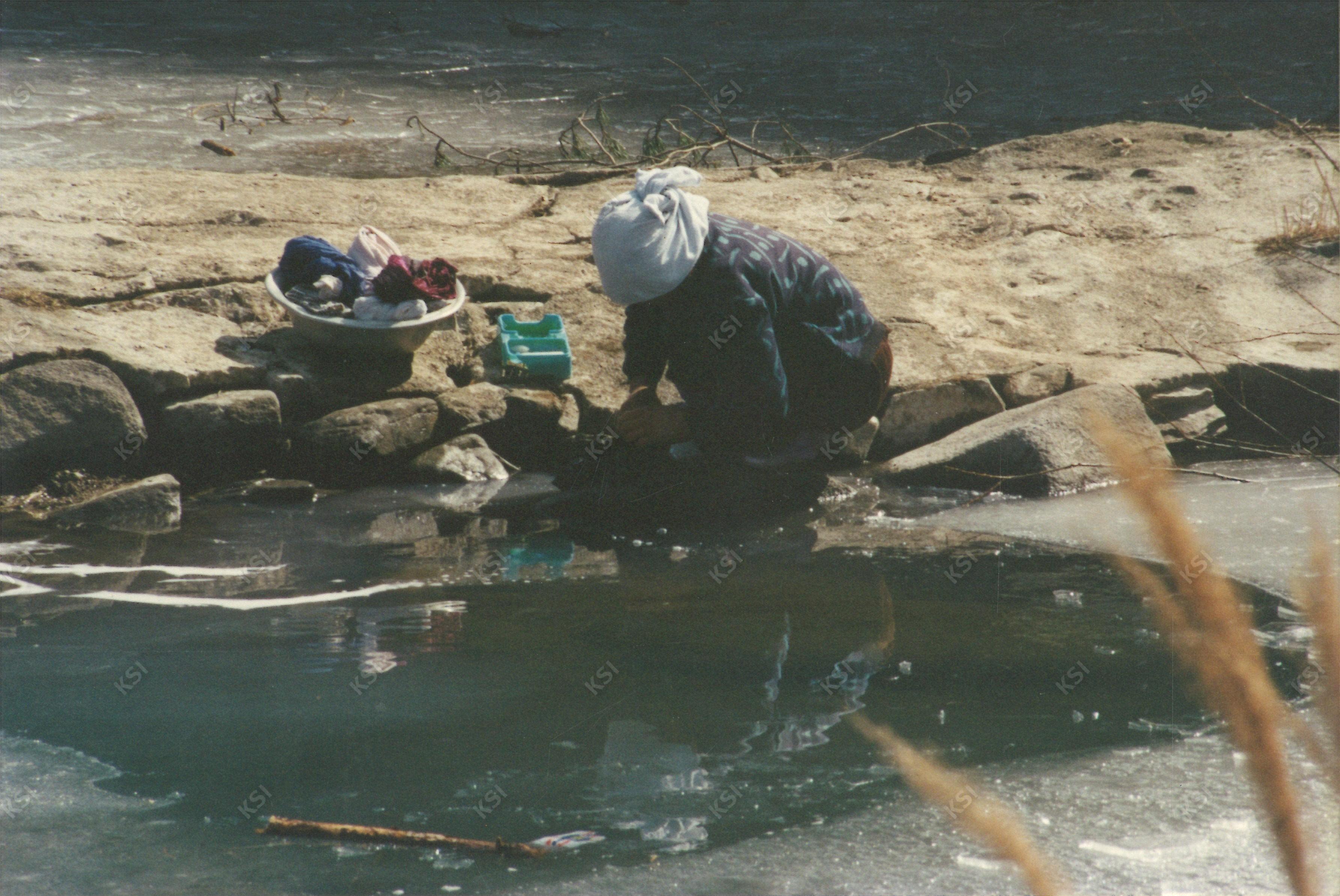 1990년대 중후반 이송천 냇가에서 빨래하는 여인