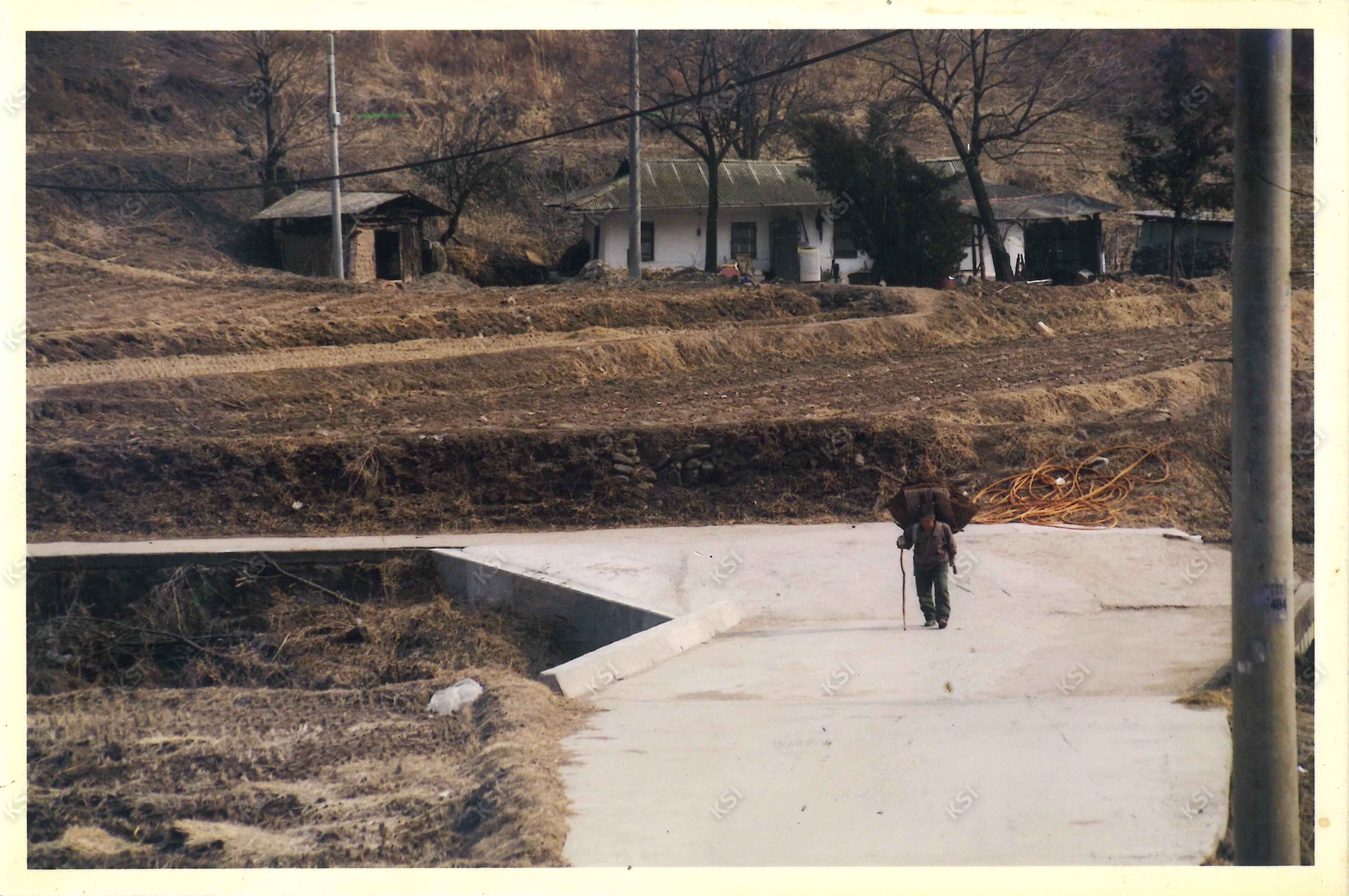1990년대 중후반 이송천 도로 위 지게 진 농부