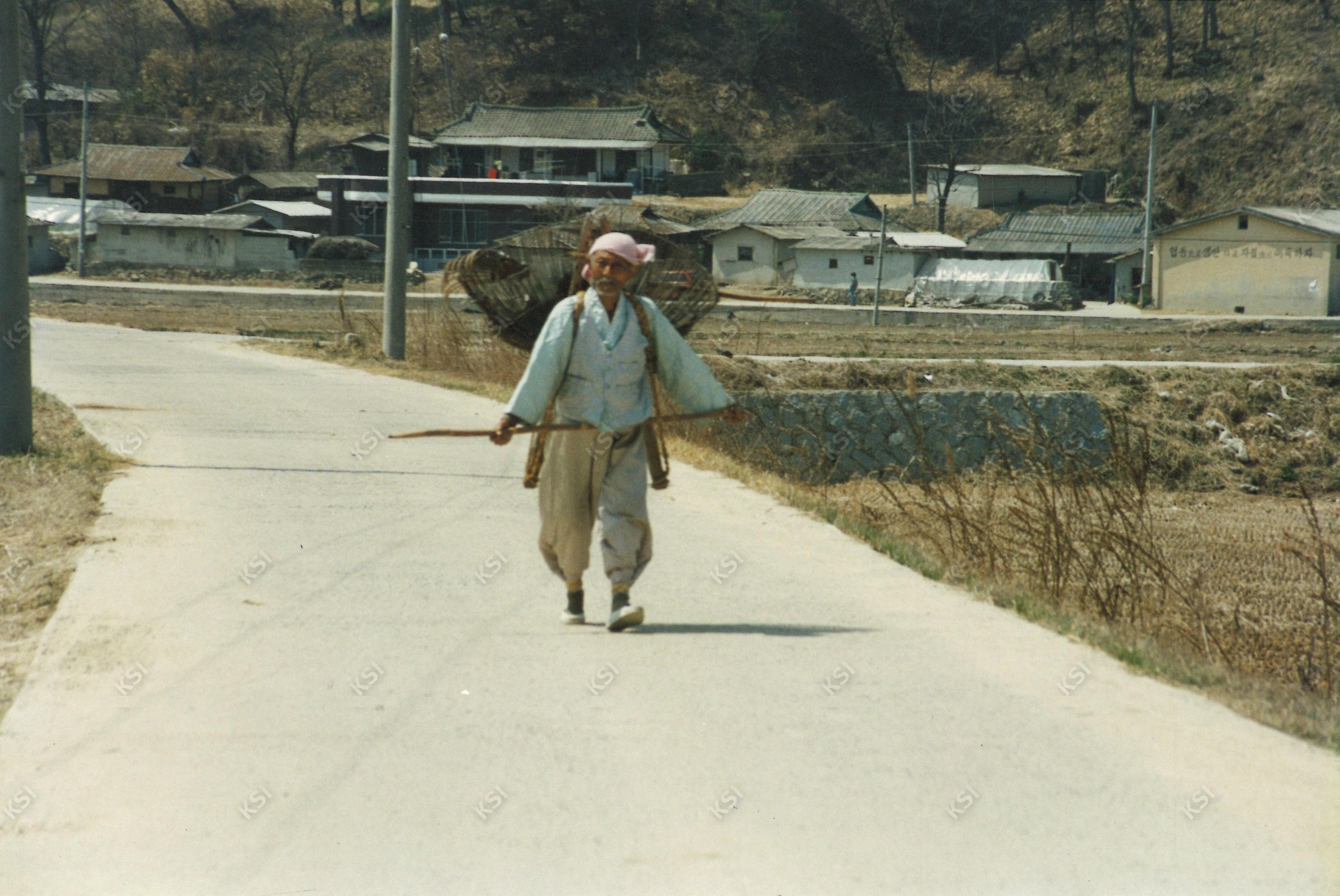 1990년대 중후반 이송천 도로 위 지게 진 촌로