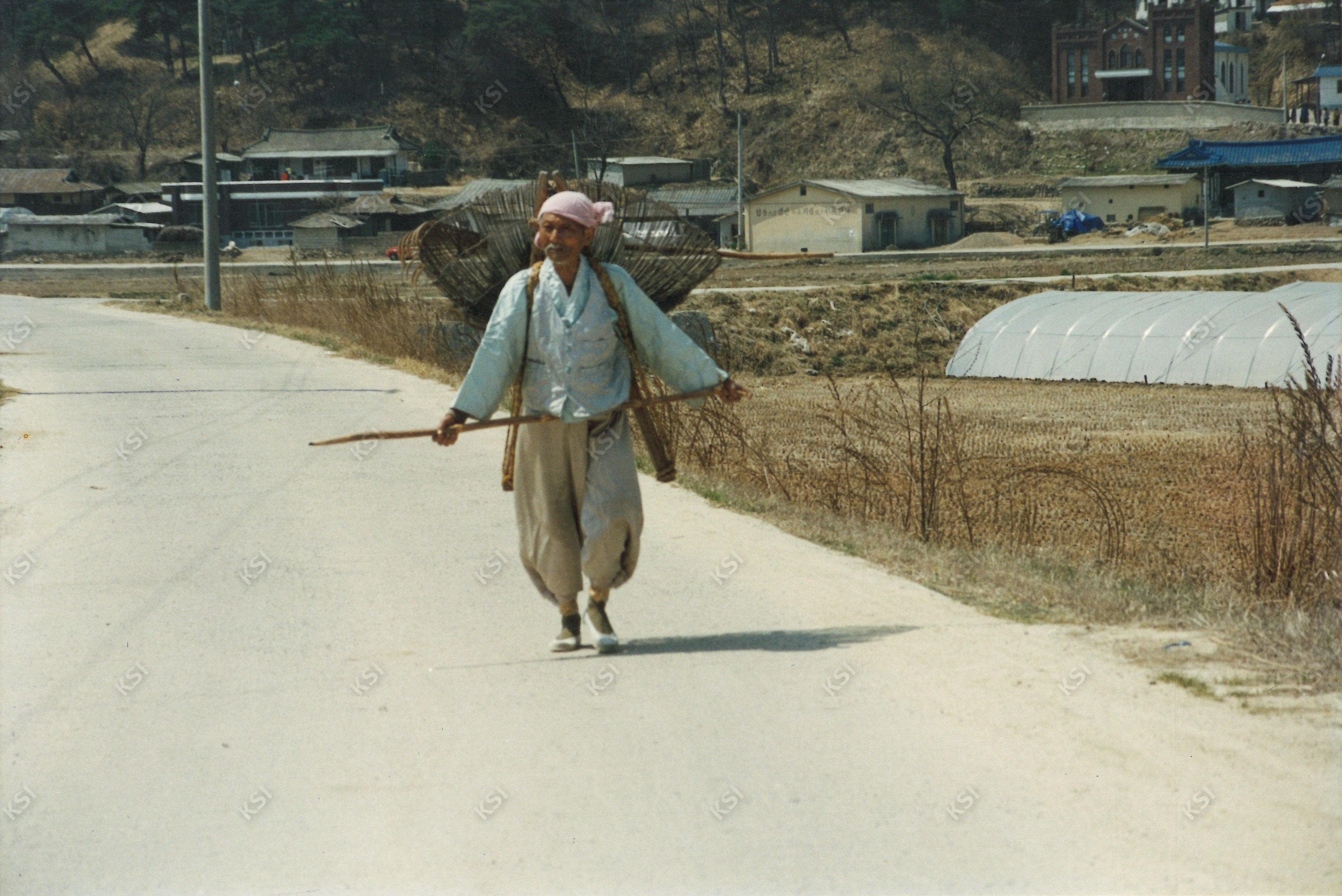 1990년대 중후반 이송천 도로 위 지게 진 촌로