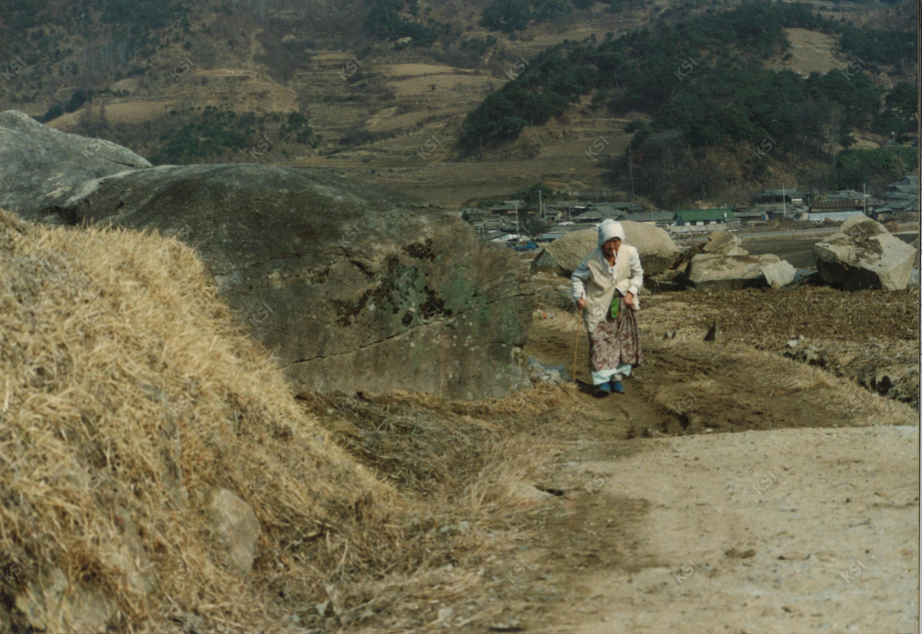 1990년대 중후반 이송천 마을 길을 오르는 할머니