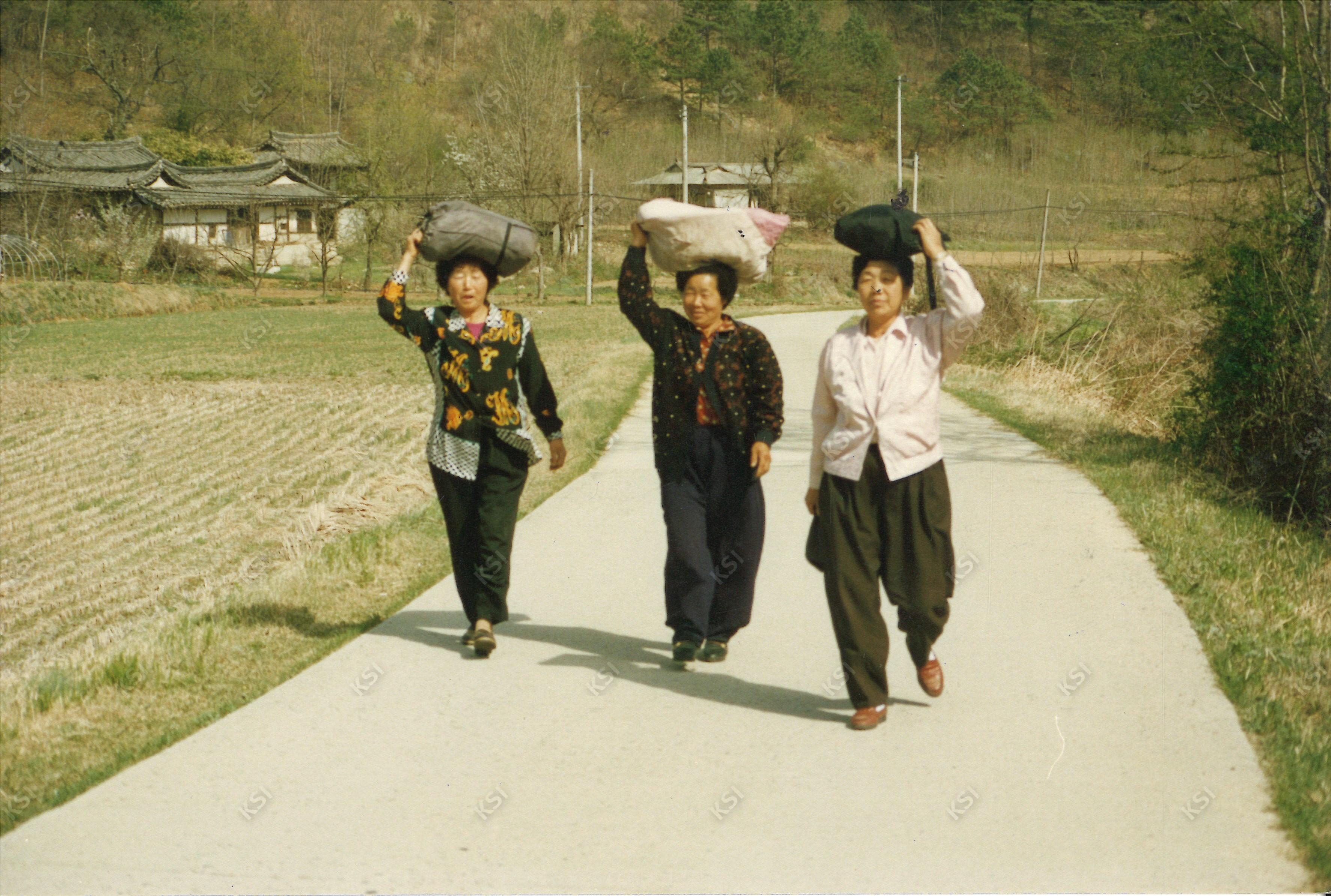 1995년 장날 장보러가는 주민들