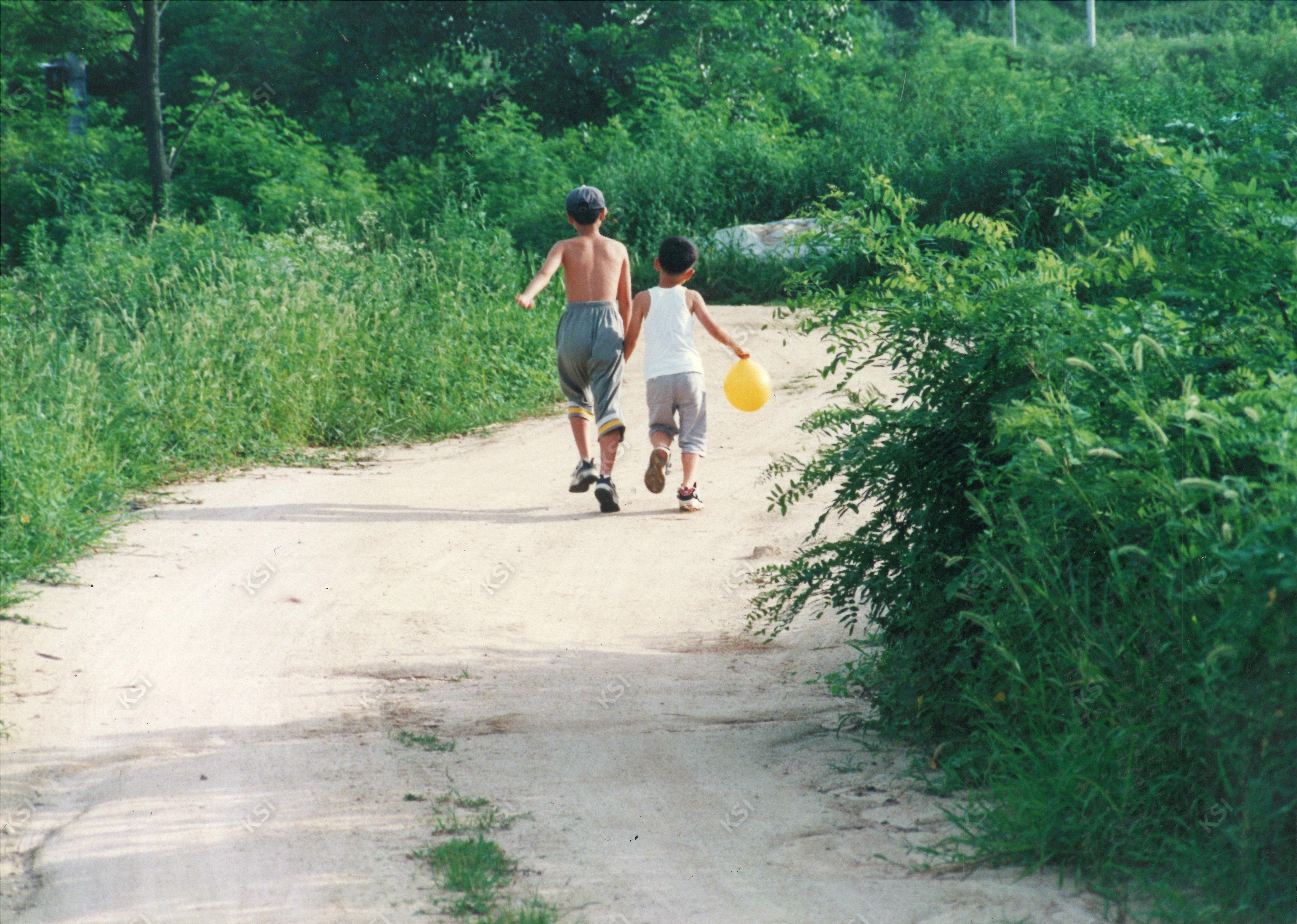 1990년대 중후반 이송천 마을 길을 뛰어가는 아이들