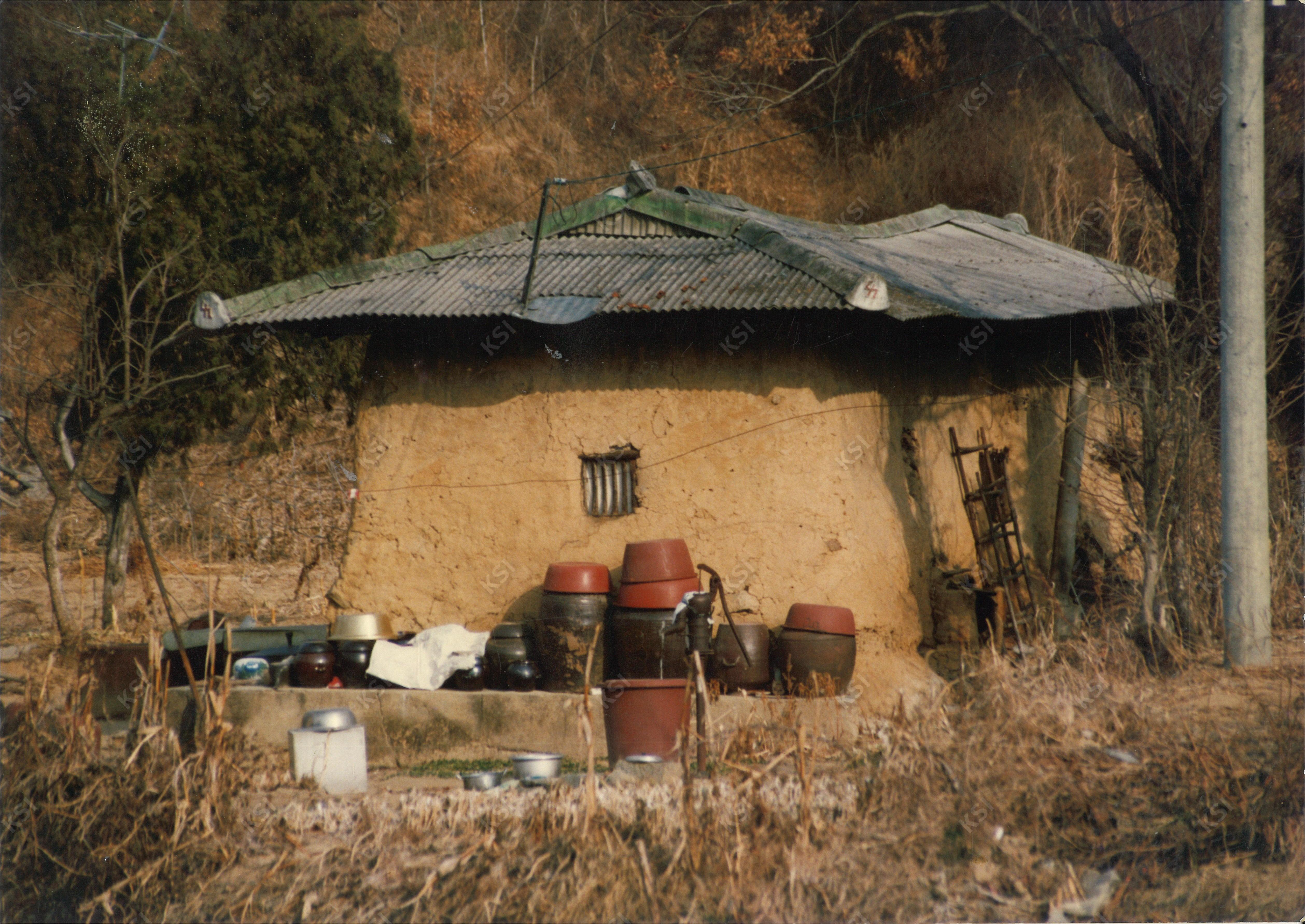 1990년대 중후반 이송천의 흙집을 유지한 농가