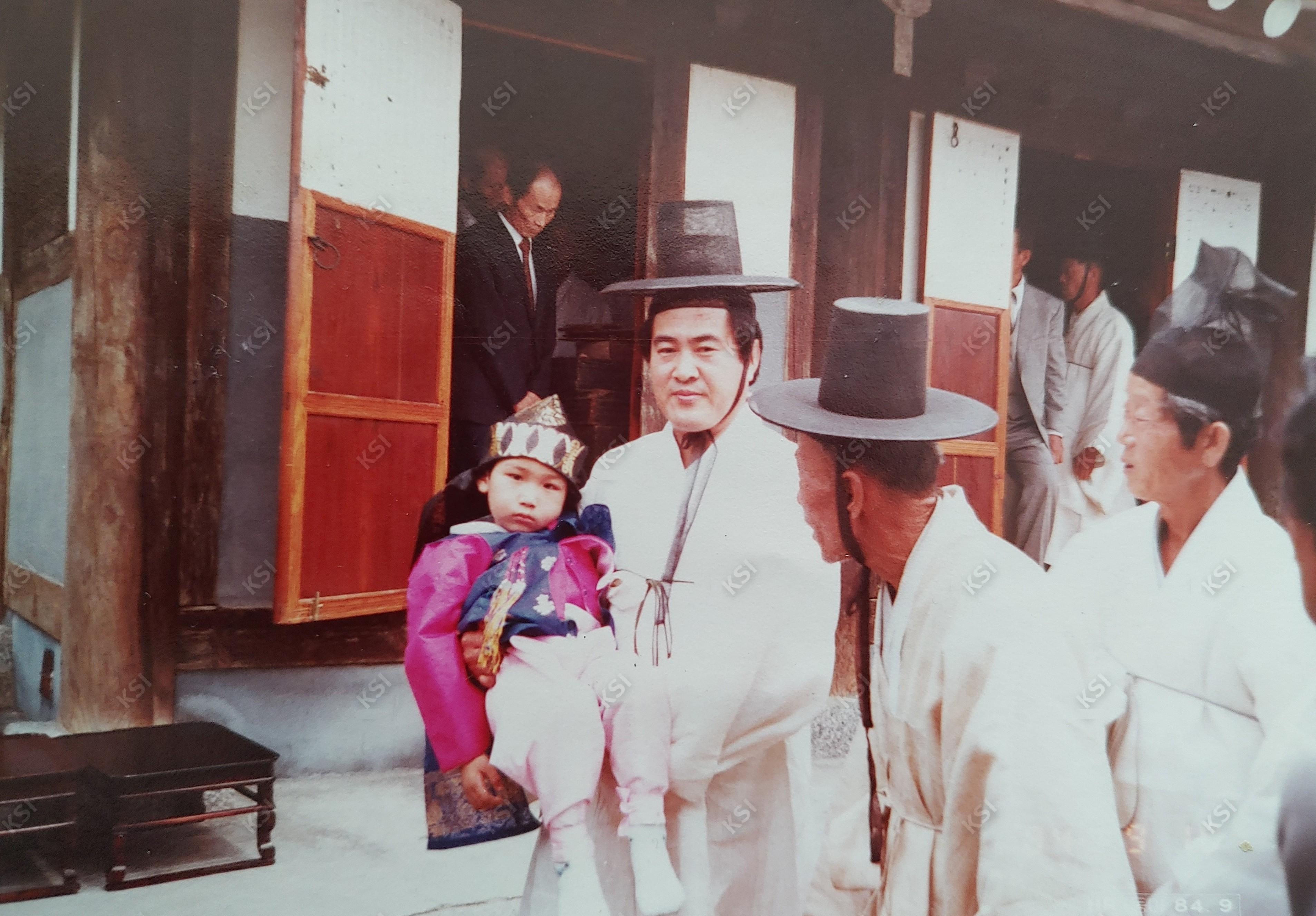 1984년 김종길의 품에 안긴 김형호