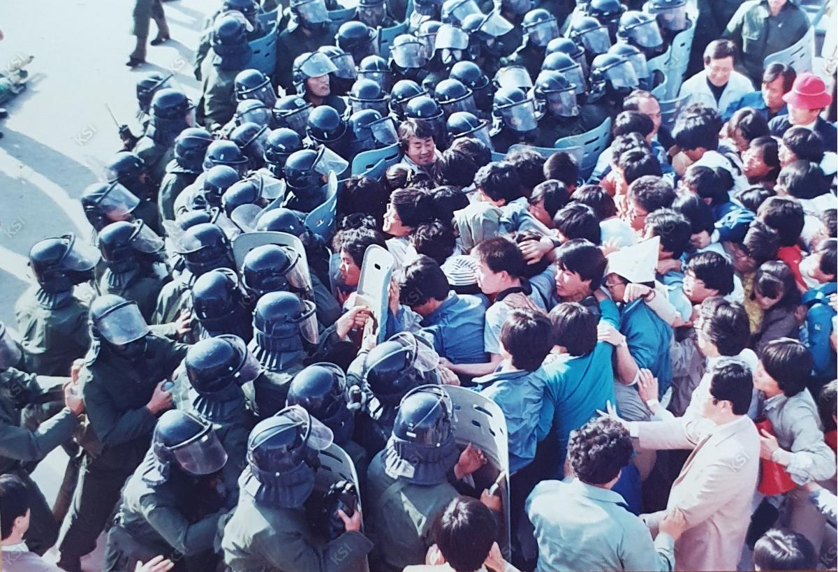 1987년 안동대학교 총학생회 4.19혁명 기념행진 중 군병력과 대치하는 모습